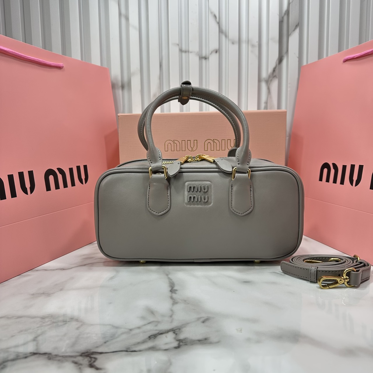 ORI หนังแท้ | MIU MIU Arcadie leather bag Large 27cm กระเป๋าสะพายทรงโฮโบใบใหญ่ ลุคลูกคุณหรูหราน่ารักๆเก๋ๆ สวยดูแพง หูจับในตัวง่ายและสะดวกพกพา มาพร้อมสายสะพายข้างภายในโล่งกว้างมาก