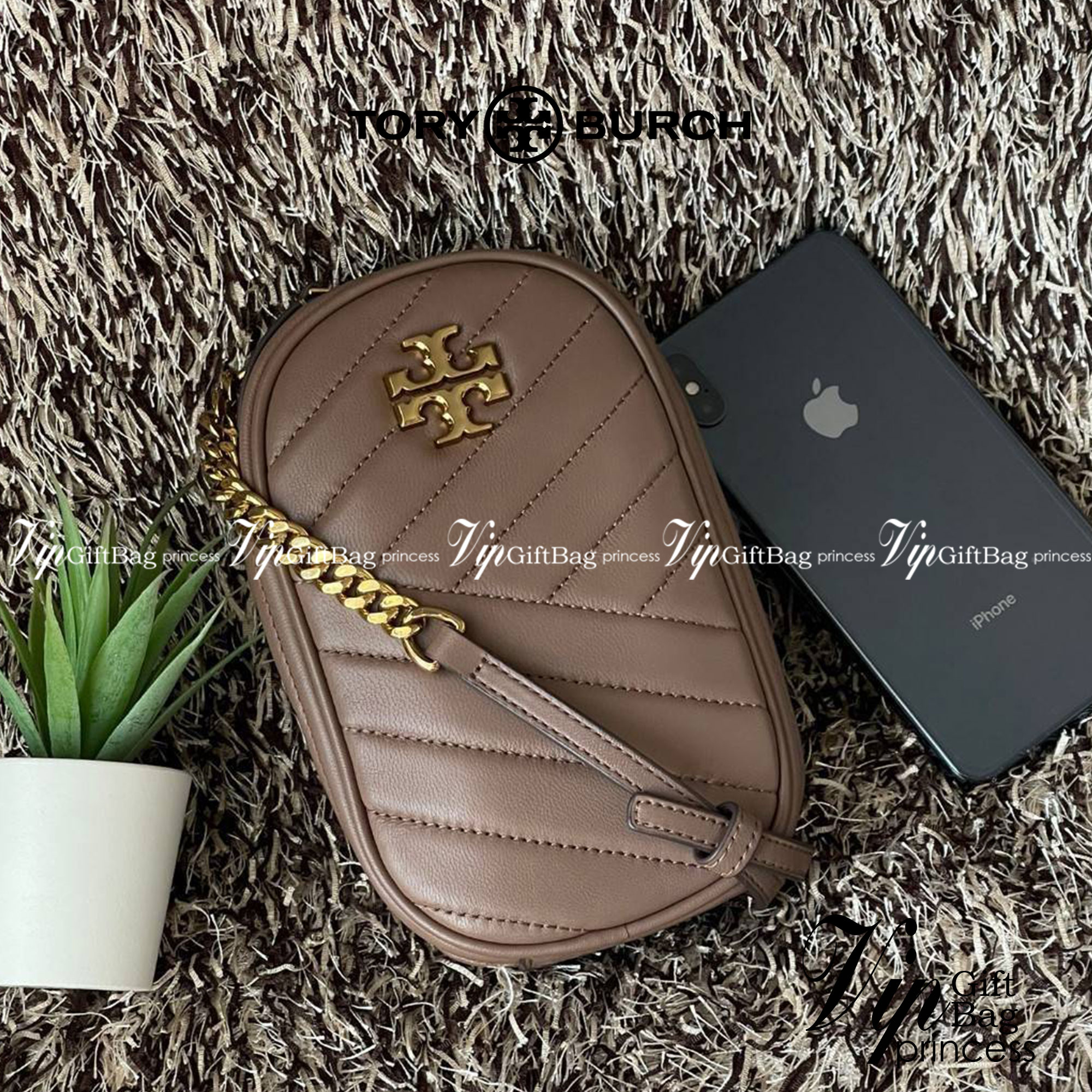 Tory burch kira chevron n/s crossbody bag กระเป๋าสำหรับใส่มือถือหรือของจุกจิกต่างๆ ได้กลายมาเป็นแฟชั่นสุดร้อนแรงแห่งปี คอลเลคชั่นนี้ออกมาเพื่อเอาใจสาวๆโดยเฉพาะ สีสันสุภาพเพื่อให้แมทช์กับสีสันของเสื้อผ้า ได้ง่าย ภายในยังสามารถแบ่งสันปันส่วนไว้สำหรับใส่บัตร
