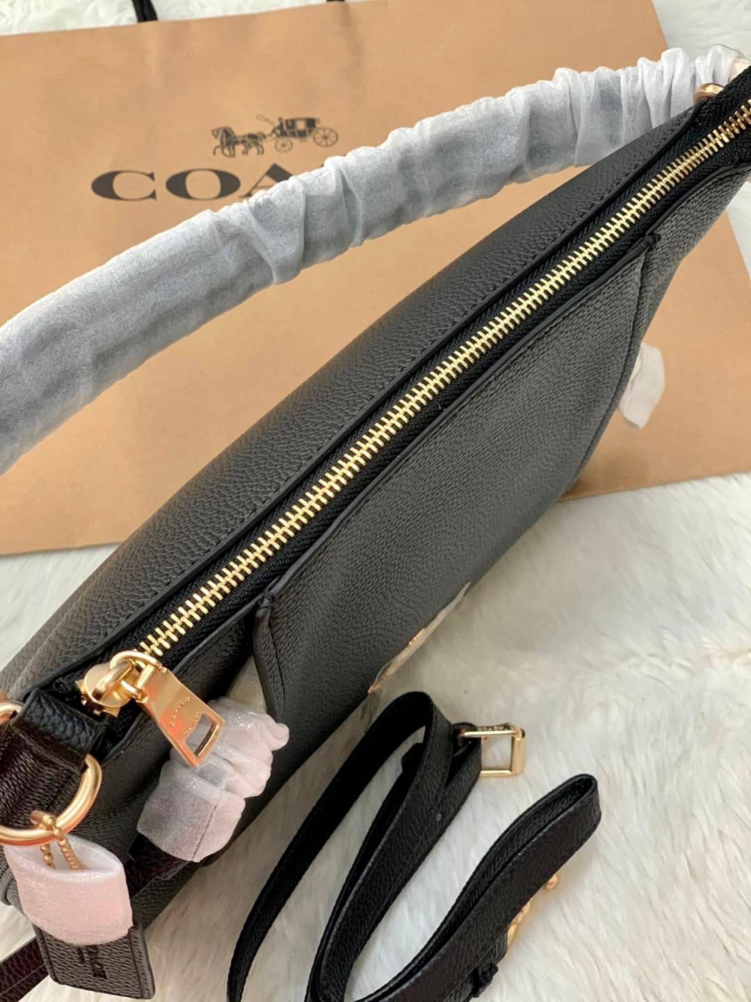 COACH SMALL MARLON SHOULDER BAG ((1600//1597)) 🌈พร้อมส่งที่ไทยอีกครั้ง ตามคำเรียกร้อง ห้ามพลาด! กระเป๋าหิ้ว//คล้องไหล่//สะพายข้างได้ หนังแท้ ทรงสวยมากค่ะ ด้านหน้ามีช่องซิปซ่อนแบบหนังห้อยให้2ช่อง ใส่ของจุกจิกค่ะ เปิดปิดกระเป๋าแบบซิป ภายในกว้างใส่ขอ
