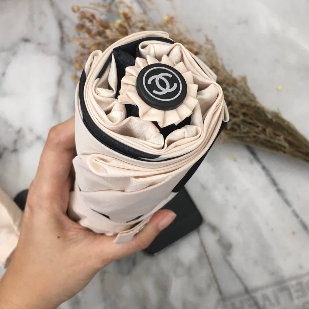 สีใหม่เข้าคะ! Recommend สำหรับร่ม Chanel ตัวนี้ จัดมาให้แล้วคะ ของแถมจากแบรนด์ดังอย่าง chanel ที่นานๆจะเข้าที **รีบคว้าเลย ร่ม chanel size M ( Medium Coverage) ขนาดเส้นผ่าศูนย์กลาง 100cm. ขนาดกำลังดี วัสดุเป็น ผ้า water proof กันน้ำ กันUV ดีไซด์ สวย หรู ต