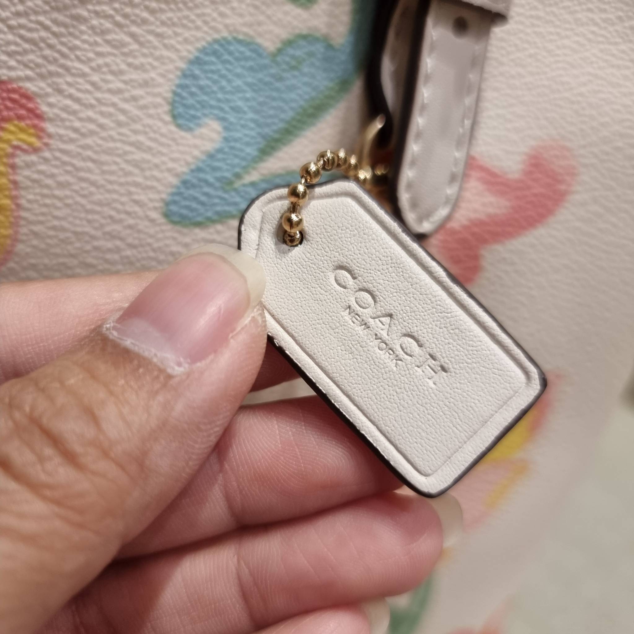 COACH C8217 MOLLIE TOTE 25 WITH DREAMY LAND FLORAL PRINT คอลใหม่ล่าสุด ยังไม่เข้า shop ไทย สวยๆแบบไม่ต้องรอพรีฯให้ยาวนาน กับกระเป๋าโท้ทไซส์เล็กที่สาวๆต่างก็ต้องปักใจรัก สวยสมใจ ดีไซน์ลวดลายดอกไม้ คละเคล้าเต็มใบ ละมุน สดใส น่าใช้สุดๆ วัสดุหนังแคนวาส ภายในโ