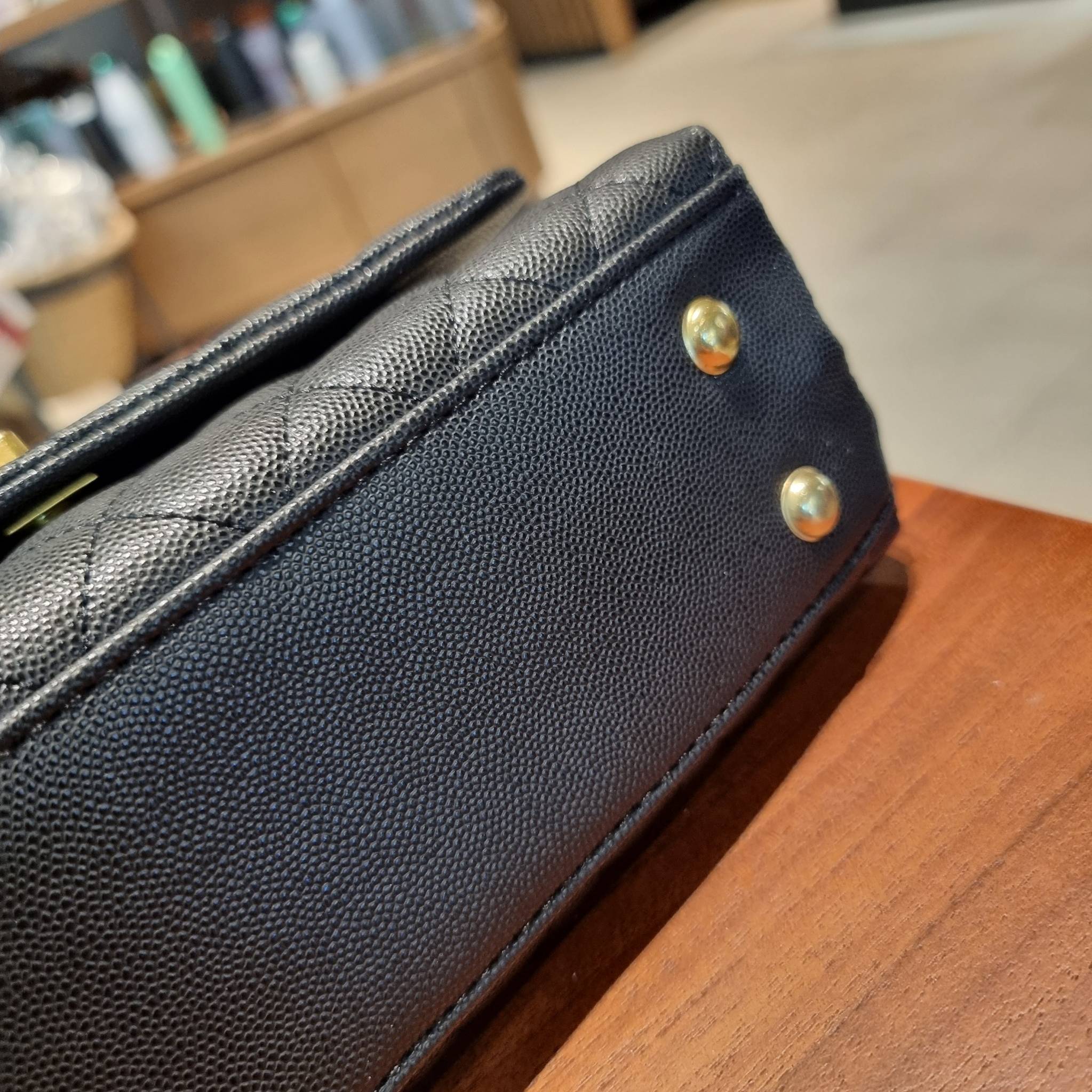 VIP 】รุ่นยอดฮิตตลอดกาล ไซส์กำลังสวย!! จากแบรนด์ Chanel กระเป๋าถือ/สะพาย หนังลายคาเวียร์ โลโก้เด่นชัด เปิด-ปิดกระเป๋าด้วยตัวบิดล็อค อะไหล่สีทองหรู ทรงสวยผู้ดี ภายในกระเป๋ามีช่องโล่งกว้างจุของได้พอสมควร มีช่องซิปแบ่งสัดส่วน ด้านหลังมีช่องเก็บของจุกจิกอีก 1 