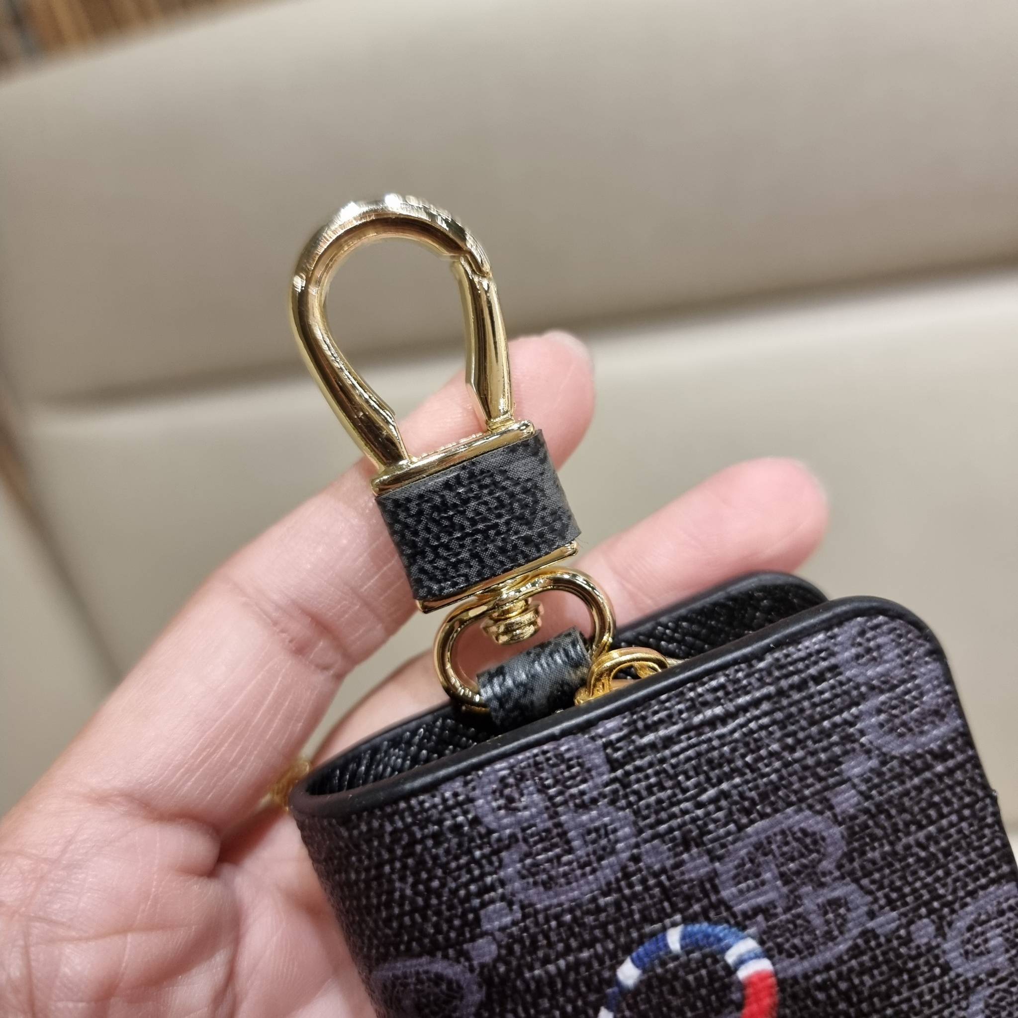 VIP 】SUPER EXCLUSIVE GC GWP KEY FOB WITH GIFT BOX 🎊🐯🐍 ต้อนรับปีแห่งความปัง!! กระเป๋าเก็บกุญแจรุ่นพิเศษ!! เอ็กซ์คลูซีฟมาก!! วัสดุหนังแคนวาส ปั๊มลายคมสวย!! เปิด-ปิดด้วยซิปปั๊มแบรนด์ มีหัวพวงกุญแจห้อย สำหรับเกี่ยวเข้ากับกระเป๋าใบใหญ่