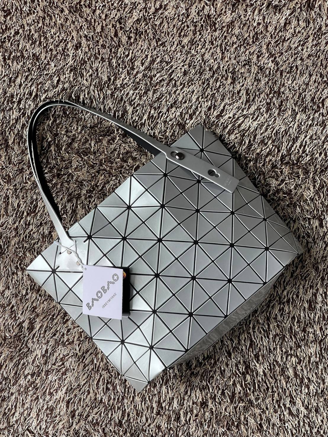 Bao Bao Issey Miyake ROCK MATTE ซีรีส์นี้จะเป็นทรงสี่เหลี่ยมผืนผ้า มีซิปปิดด้านบน ถือเป็นรุ่นที่เหมาะกับการใช้งานในชีวิตประจำวัน สามารถพับมุมและบริเวณด้านล่างของกระเป๋าเพื่อเพิ่มความสะดวกสบายในการใช้งาน ทั้งยังช่วยให้วางกระเป๋าในแนวตั้งได้อีกด้วย แผ่นต่อส