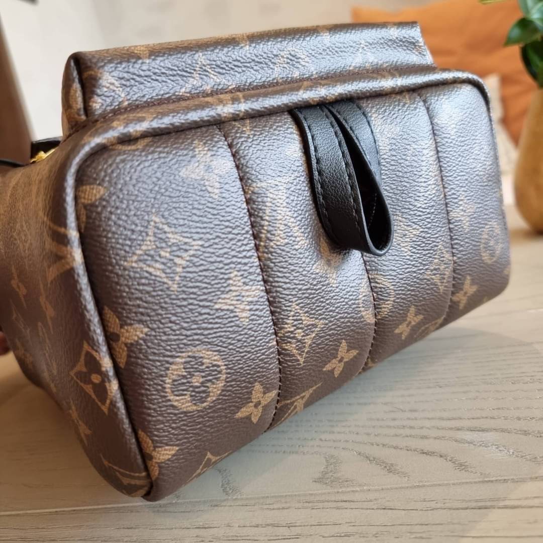 LV Backpack Size Small | สายสะพายเล็ก ถอดได้ LV palm springs New in!! เข้าแล้วกับไอเท็มยอดฮิต หรูหราพร้อม box set สุดสวย ที่สุดของความคุ้มค่า LV palm springs กระเป๋าแบ็คแพ็ค มาให้เลือก 2 ไซส์ ขายดี วัสดุหนังแคนวาสคุณภาพดี มีช่องซิปแบ่งสัดส่วน ใบเล็กสายวะพ