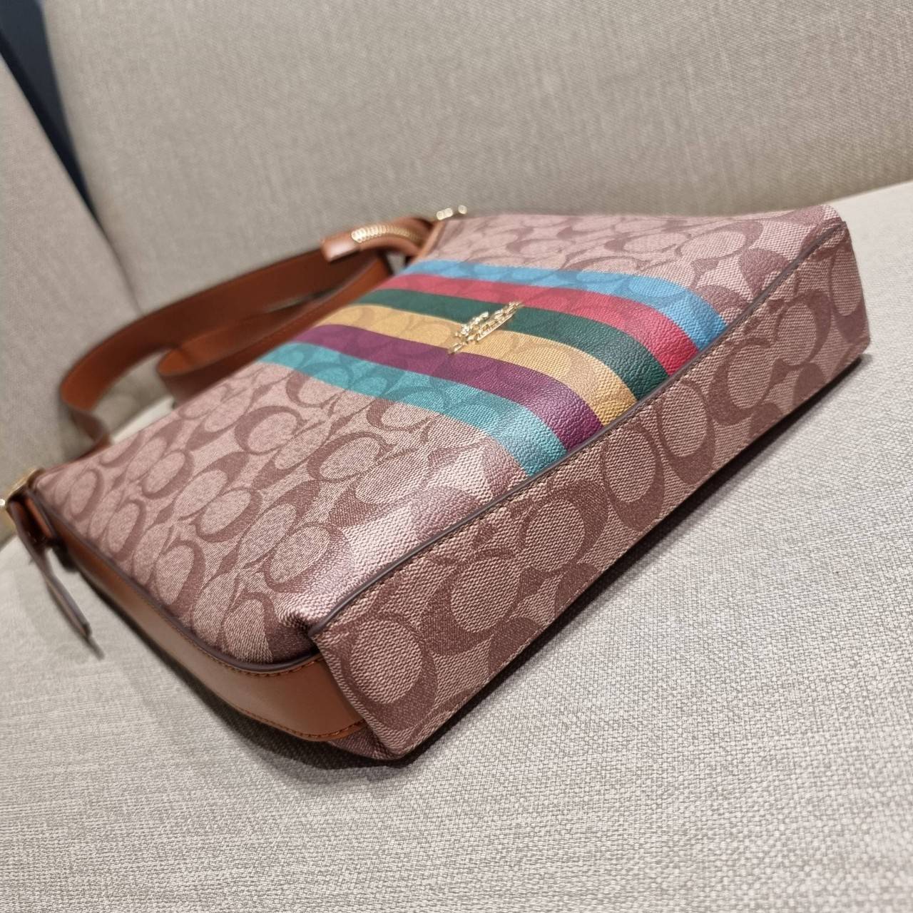 COACH C5641 VAL DUFFLE IN SIGNATURE CANVAS WITH STRIPE ใหม่ล่าสุด กระเป๋าทรงดัฟเฟิล คอลเลคชั่นยอดฮิต สวยโดดเด่น ทรงกระเป๋าไม่ซ้ำใคร แถมยังใส่ของได้จุใจไปอีก วัสดุหนังแคนวาสคุณภาพดี สลับหนังแท้ ด้านหลังมีช่องซิป กระเป๋ามีช่องซิปหลัก ภายในโล่งกว้าง สายสะพาย