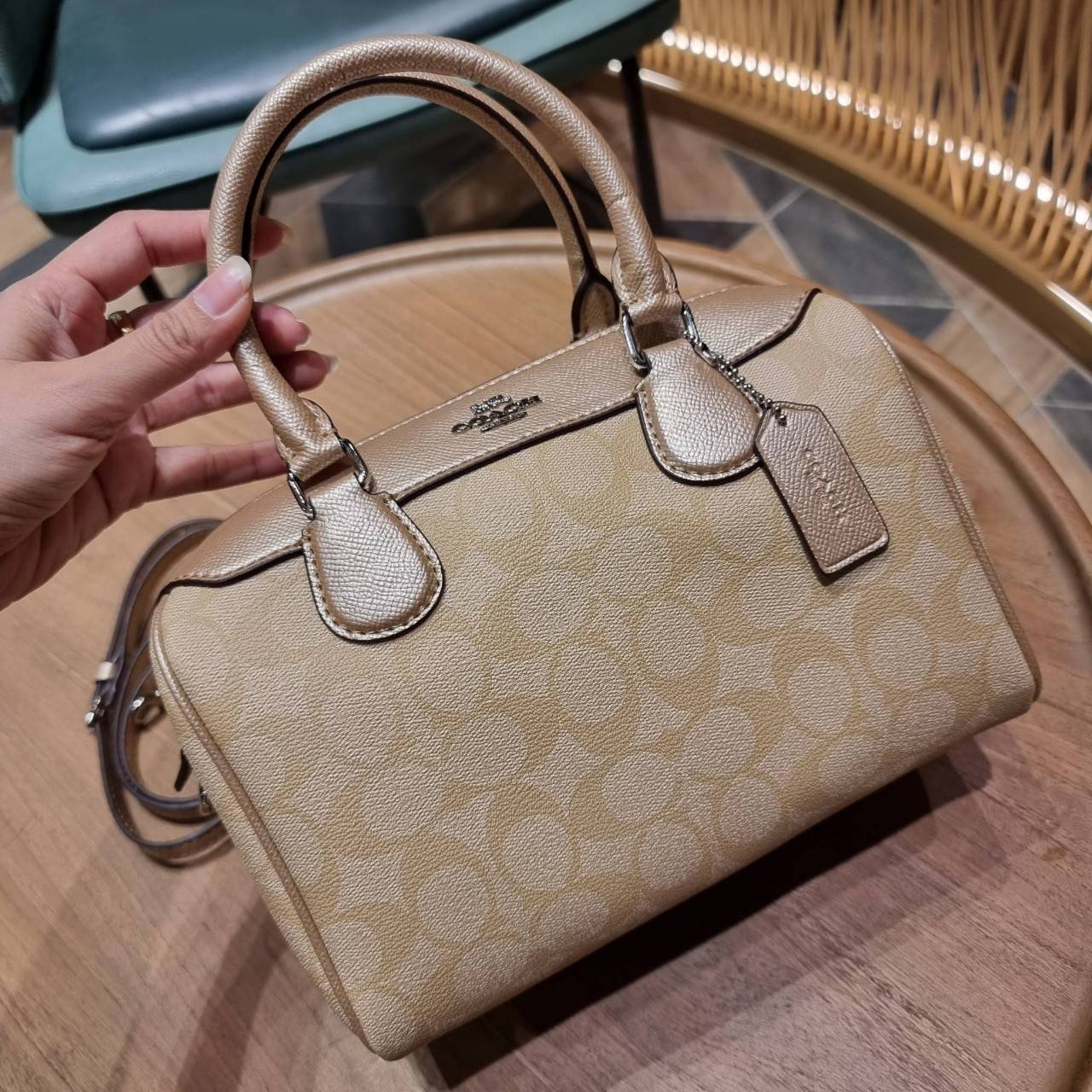 COACH F32203 MINI BENNETT SATCHEL IN SIGNATURE CANVAS กลับมาอีกครั้ง!! กับกระเป๋าทรงหมอนยอดฮิต 🥳 มีกี่สีก็ขายหมด วัสดุหนังแคนวาสเคลือบลาย ทรงสวยใช้งานได้ทุกโอกาส ภายในโล่งกว้างใส่ของได้เยอะ มีหูจับในตัว และสายสะพาย crossbody ปรับได้ตามตัว ใบนี้ไม่