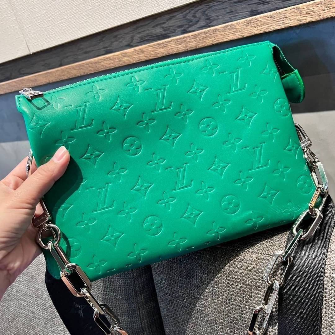 LV HANDLE POUCH MONOGRAM / LV Coussin กระเป๋าสะพายกึ่งคลัชท์ สุดล้ำ มาแรงมาก ด้วยความสวยปังตั้งแต่แรกเห็น วัสดุหนังแกะปั๊มลายสวยคม มาพร้อมสาย 2 เส้น เลิศๆ มีสายโซ่ที่มีดีเทลละเอียดไม่ซ้ำ และสายสปอร์ตครอสบอดี้ ที่จะคล้องไว้ทั้งสองเส้นก็ดีงาม หรือสลับใช้ตาม