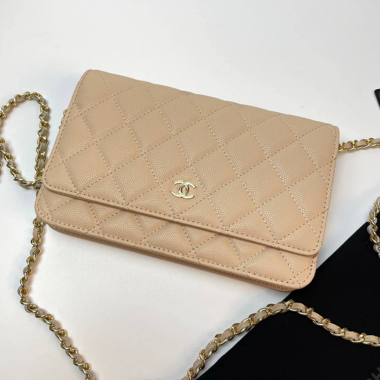 VIP 】หนังแท้ CHANEL WOC style โทนสีพาสเทล กระเป๋าสะพายทรงสวยตลอดกาล วัสดุหนังลายคาเวียร์ เนื้อนุ่ม อยู่ทรงคุณภาพดีตามแบบฉบับของแบรนด์ น้ำหนักเบา ด้านหน้ามีโลโก้แบรนด์อะไหล่หรู มีช่องใส่บัตร ใส่ของจุกจิก เปิดปิดด้วยฝาปิดกระดุม ซับในหนัง ตัวจริงสวยมากๆถูกใจ