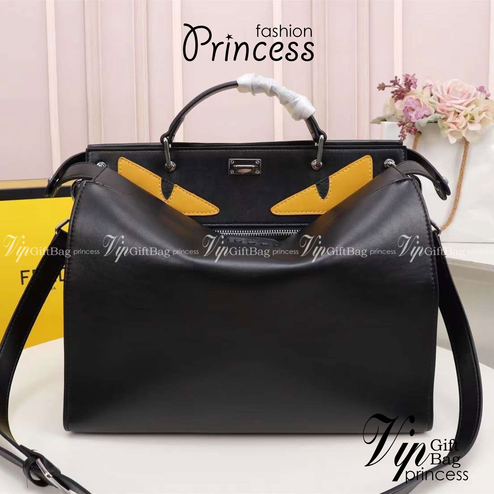 FENDI Monster Bag 36cm เกรดเทพออริจินอล กระเป๋ายอดนิยมของแบรนด์ ดีไซน์สวยเรียบหรูแฝงด้วยความเก๋ สามารถสะพายหรือถือ เหมาะสมกับวัยรุ่น สะดวกในการพกพาไม่ว่าสาว ๆ จะไปเที่ยวต่างจังหวัด ต่างประเทศหรือแม้กระทั่งทำกิจกรรมแอดเวนเจอร์ต่าง ๆ ก็ไม่ทำให้เกะกะแต่อย่าง