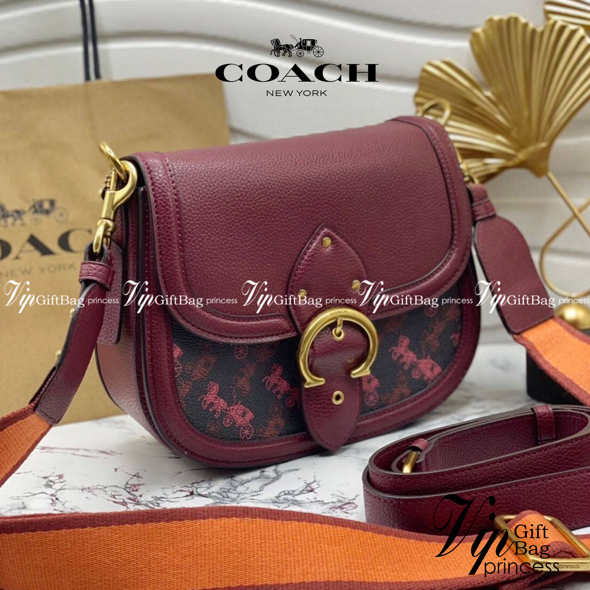 COACH BEAT SADDLE BAG WITH HORSE AND CARRIAGE C0747 ฮอตไฟลุก! สีหายาก ละมุนคุณหนู คอลเลคชั่นใหม่ ดีไซน์หรูหรา พิเศษมากๆมาพร้อมสายสะพาย 2 เส้น ใช้คู่กันหรือแยกสะพายก็สวยครบสูตร กระเป๋าสะพายทรง saddle คลาสสิค เปิด-ปิดด้วยกระดุมแน่นหนา ภายในเป็นช่องโล่ง ใส่ข