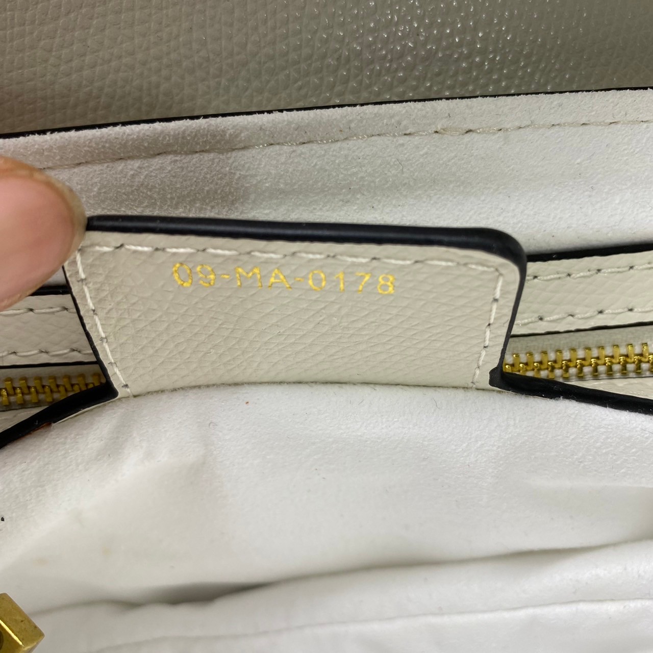 หนังแท้ DIOR SADDLE BAG with strap กระเป๋ารุ่นยอดนิยมตามแบบฉบับแบรนด์ งานออริหนังแท้ทั้งใบ ใช้งานได้ 2 แบบ สะพายยาว CROSSBODY และสายสั้นถือได้เก๋ๆ ลุคนี้คูลสุดๆ เลยค่าา ภาพถ่ายจากสินค้าจริง! สวยมาก พร้อมส่งที่ไทยราคาสุดคุ้ม สาวๆ ห้ามพลาดค่ะ!