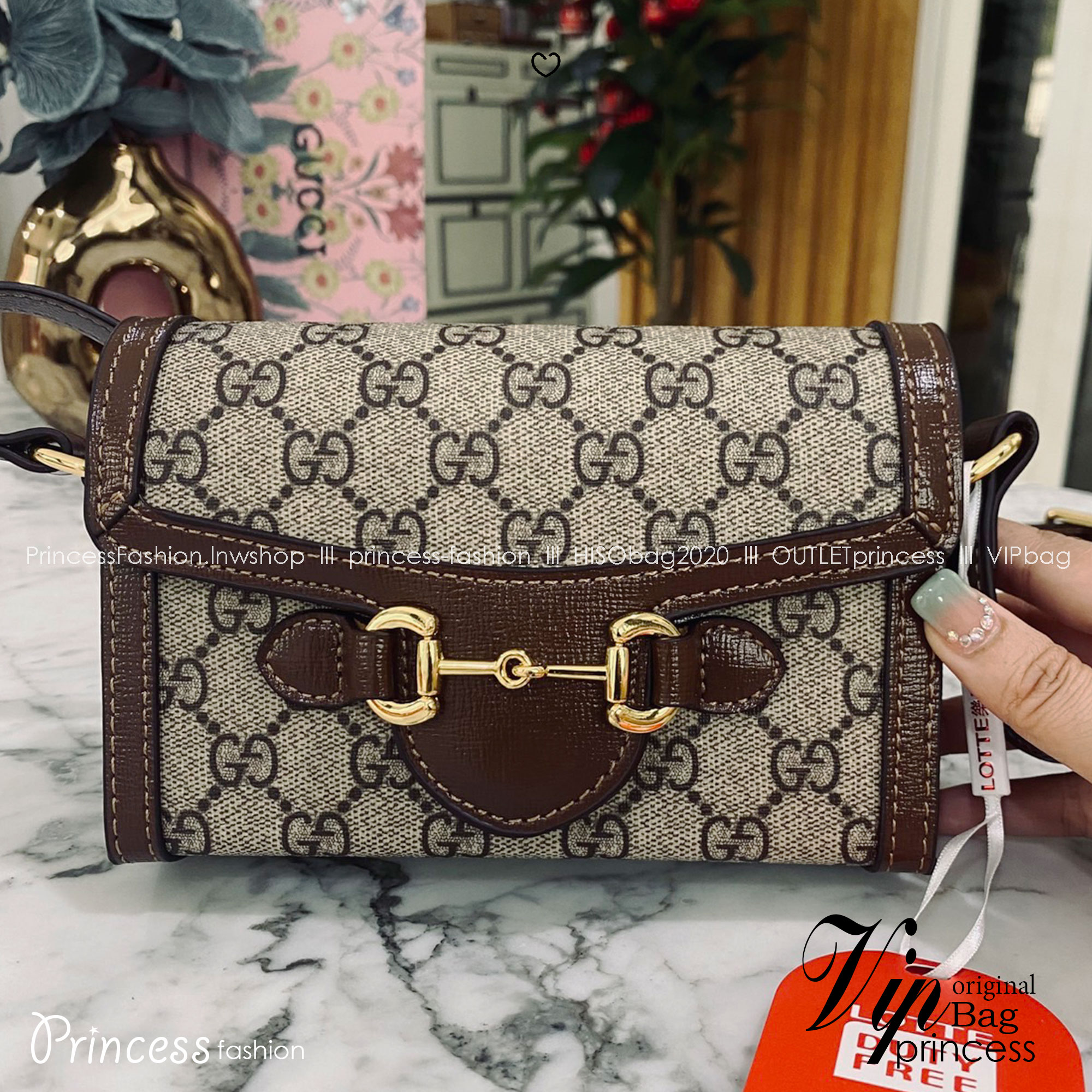 GUCCI Horsebit 1955 Mini Bag กระเป๋าสะพายทรงกล่องสวยอยู่ทรง ใส่โทรศัพท์หรือของใช้เล็กน้อยได้อย่างคล่องตัว แฝงความหรูราคาดีงามจัดมาให้พร้อม box set เป็นใบที่จะหยิบใช้ได้บ่อยๆ ด้วยขนาดกำลังดีใบนี้เอาอยู่เลยค่ะ