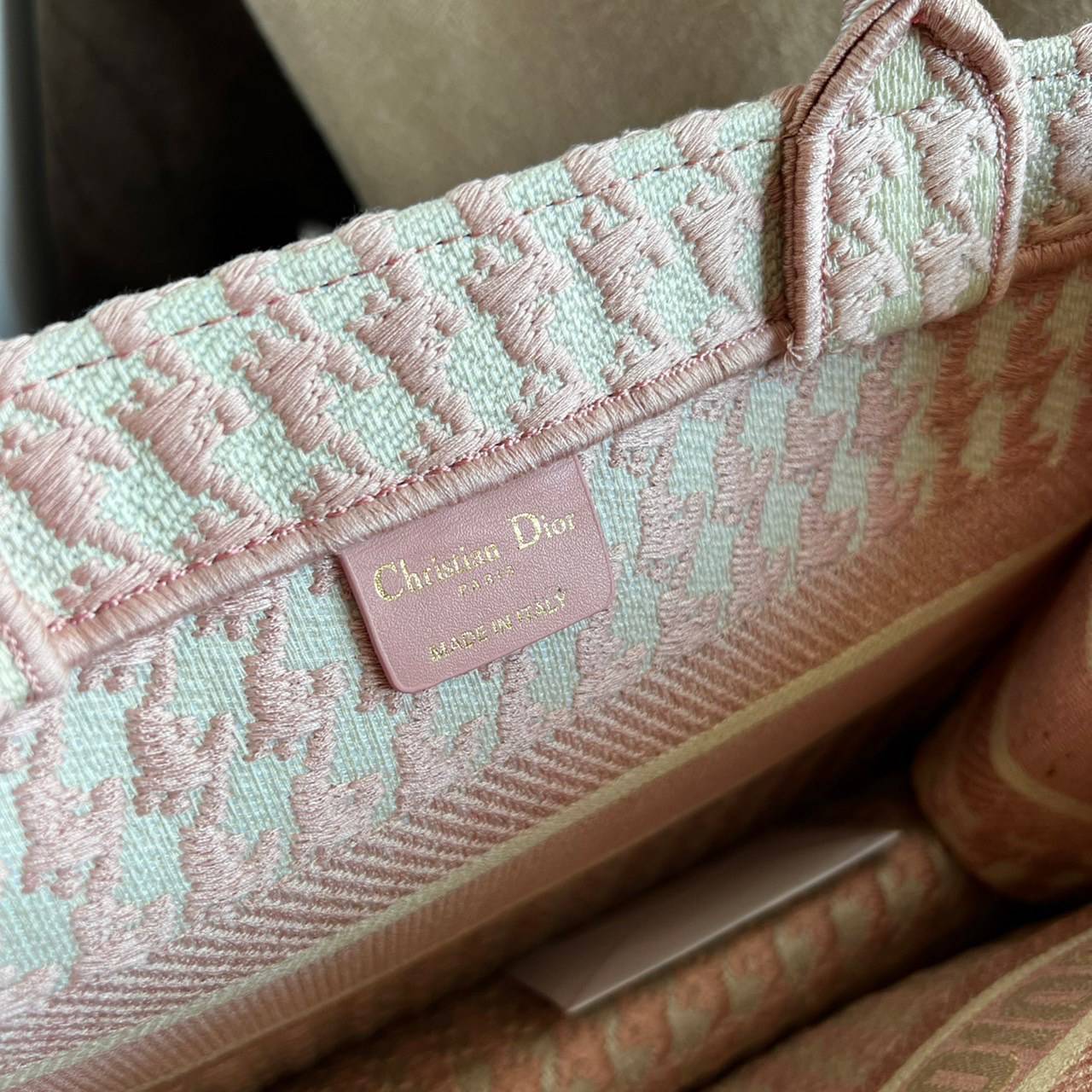 CHRISTIAN MEDIUM DIOR BOOK TOTE ราคาดีมากเลย คุ้มยิ่งกว่าคุ้มเป็นทางช็อปปิ้งBag เอกลักษณ์ของความหรู ที่ต้องมี ภายในโล่งกว้างมาก ใส่ของแบบแน่นๆ จุๆไปได้เลย น้ำหนักเบาสบาย งานออริปักขึ้นรูปสวยมาก มี code stamp พร้อมส่งที่ไทย เกรดออริจินอลเทพๆ ภาพสินค้าถ่ายจ