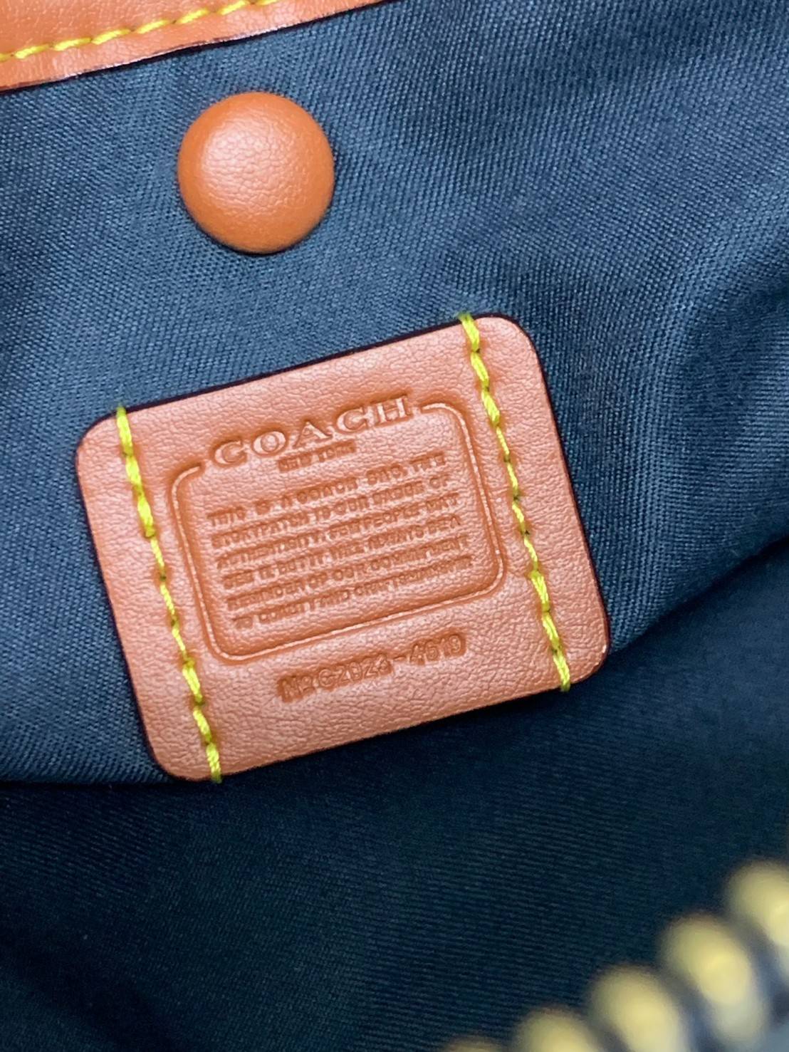 COACH LARK BAG 19 IN SIGNATURE JACQUARD พร้อมส่งที่ไทย สวยก่อนใครแน่นอนค่ะ กระเป๋าสะพายข้าง//ครอสบอดี้ร์ วัสดุหนังแท้+Jacqurd ได้ลงตัวสวยงามมากๆค่ะ มีช่องใส่ของจุกจิกทั้งด้านหน้าและหลัง ;เปิดปิดกระเป๋าแบบซิปคู่ ภายในสามารถใส่กระเป๋าเงินใบกลางได้;มือถือได้