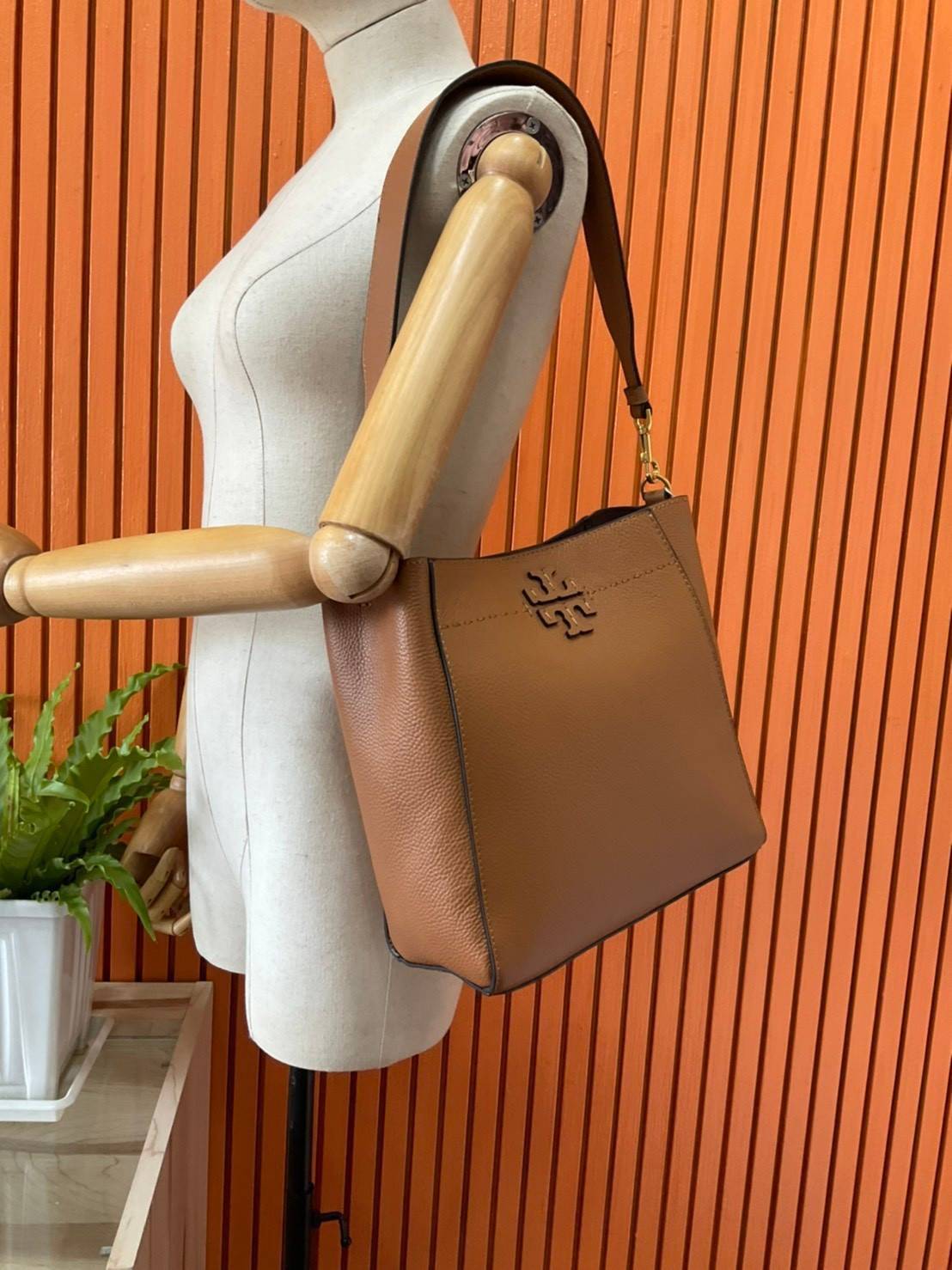 ของแท้ 💯% Tory Burch Mcgraw Hobo Bag TORY BURCH MCGRAW HOBO BAG รุ่น 51063 กระเป๋าสะพายไหล่ สะพายได้ 2 ทรง ทรงสวยไม่ตกเทรน ผลิตจากหนังแท้ หนังลูกวัว หนังนุ่ม หนังหอม น้ำหนักเบามากกก!! นิ่มสวยมากๆ