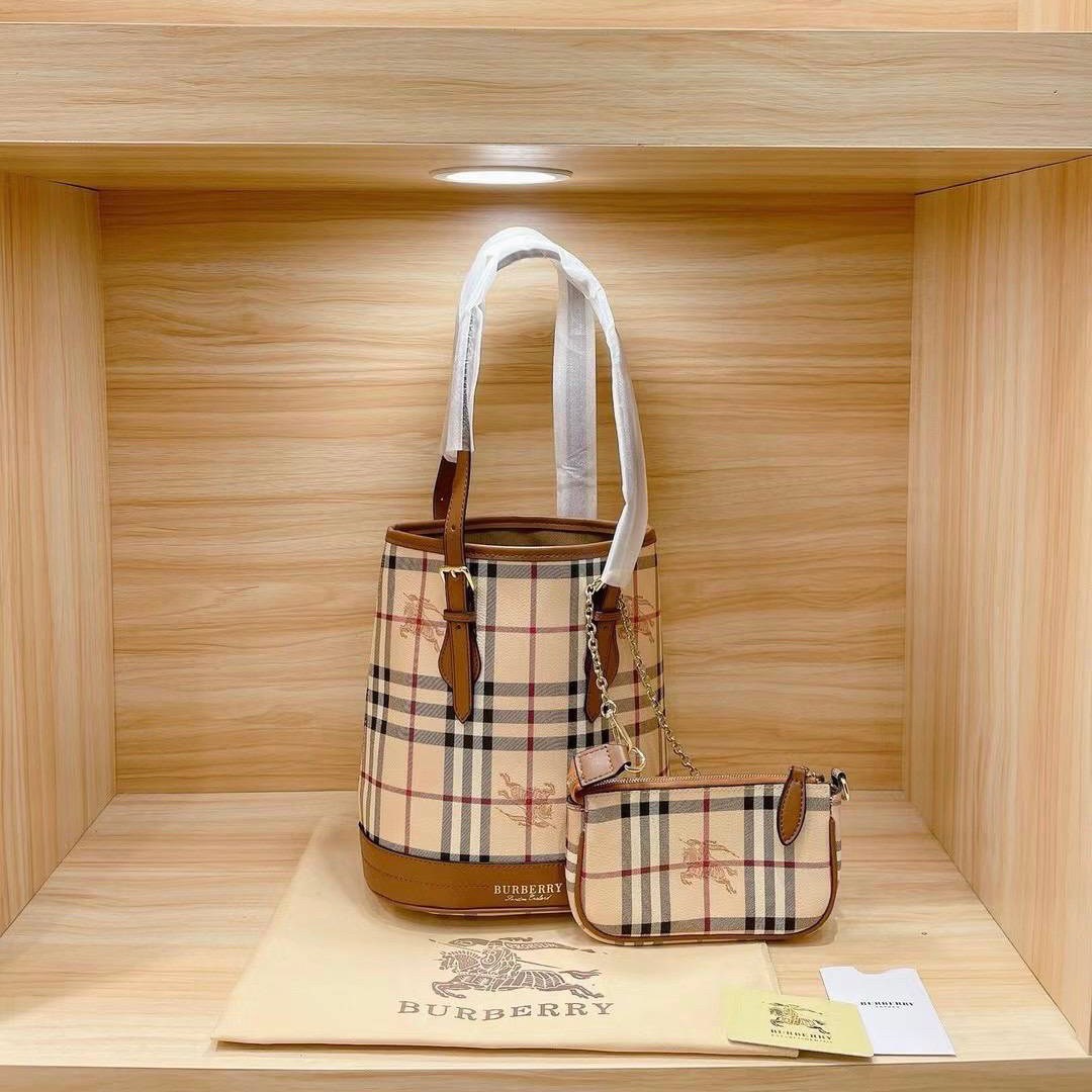 BURBERRY VINTAGE SET BAG VIP GIFT WITH PURCHASE (GWP) **ซื้อ1ได้ถึง2ใบ กระเป๋าถือทรงสวยหรู งานพรีเมี่ยมกิ๊ฟ Limited Edition จากBURBERRY วัสดุหนังPVC สวยหนังนิ่ม ตัดด้วยสายหนังสีน้ำตาลเข้ม **สวยตาแตกกกก มาพร้อมช่องใส่ของขนาดใหญ่ อยกเป็นช่องซิปและช่องใส่ของ
