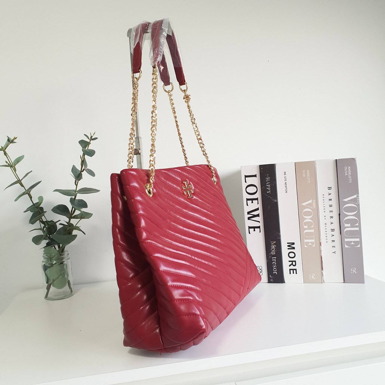 Tory Burch Kira chevron tote bag กระเป๋าทรง Tote สุดหรู ใบใหญ่ จุของได้เพียบ! วัสดุหนังแท้(Geniune Leather) หนังนิ่ม นุ่มมือมากกก มาพร้อมสายสะพายไหล่ต่อโซ่สลับหนัง อะไหล่ทองทั้งใบ ด้านข้างมีกระเป๋าเพิ่มทรงได้ ด้านในเปิดปิดด้วยกระดุมแม่เหล็ก มีช่องแบ่งใส่ข