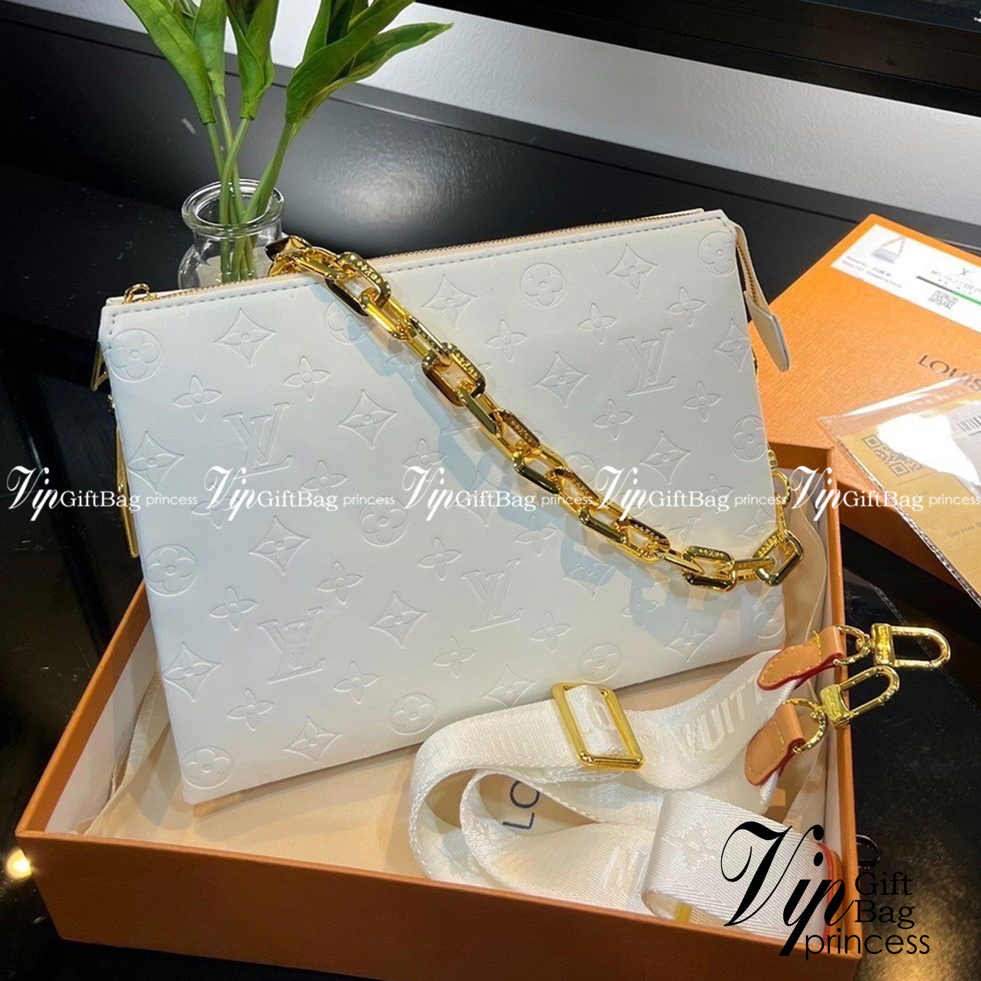 LV HANDLE POUCH MONOGRAM / LV Coussin PM Bag กระเป๋าสะพายกึ่งคลัชท์ สุดล้ำ มาแรงมาก ด้วยความสวยปังตั้งแต่แรกเห็น วัสดุหนังแกะสังเคราะห์ปั๊มลายสวยคม มาพร้อมสาย 2 เส้น เลิศๆ มีสายโซ่ที่มีดีเทลละเอียดไม่ซ้ำ และสายสปอร์ตครอสบอดี้ ที่จะคล้องไว้ทั้งสองเส้นก็ดีง