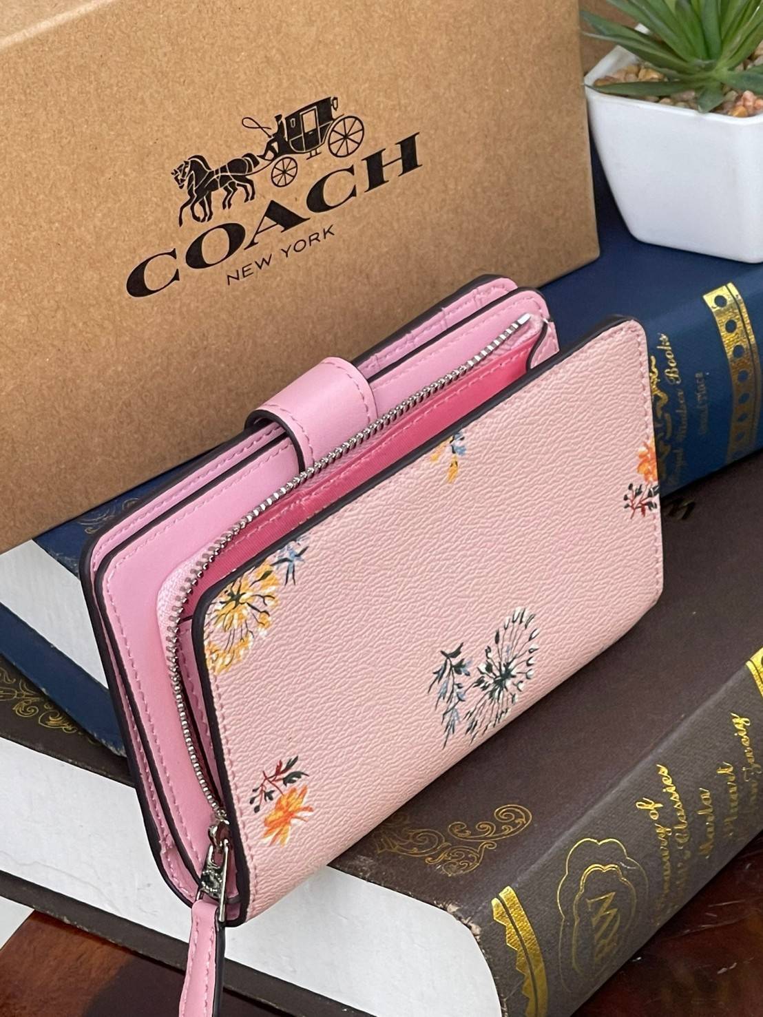COACH MEDIUM CORNER ZIP WALLET IN SIGNATURE CANVAS กระเป๋าสตางค์ขนาดกลางที่ถือว่าเป็นไอเทม Must Have ของทุกเพศทุกวัยที่ต้องพกติดตัวไว้ตลอดเวลา เพราะนอกจากจะช่วยจัดเก็บเงิน บัตรประชาชน บัตรเครดิตและต่าง ๆ ให้เป็นระเบียบเรียบร้อยยังต้องคำนึงถึงประโยชน์ใช้สอ