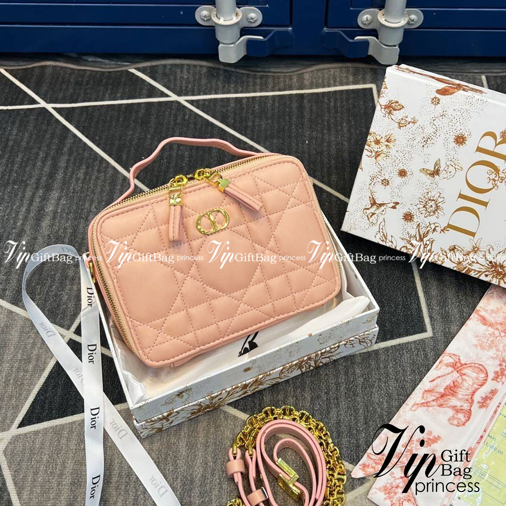 DIOR Caro Box Bag with Chain กระเป๋าสะพายทรงกล่อง หรูหรา ใช้งานง่าย ภายในเป็นช่องโล่ง มีช่องย่อย มาพร้อมสายสะพาย crossbody ถอดได้ ที่สามารถปรับใช้ได้หลากหลายสไตล์ เป็นสีที่ใช้งานได้ทุกโอกาส มาครบ box set ให้เก็บเป็นคอลเลคชั่นได้ ในราคาสุดคุ้ม จัดเลย!!