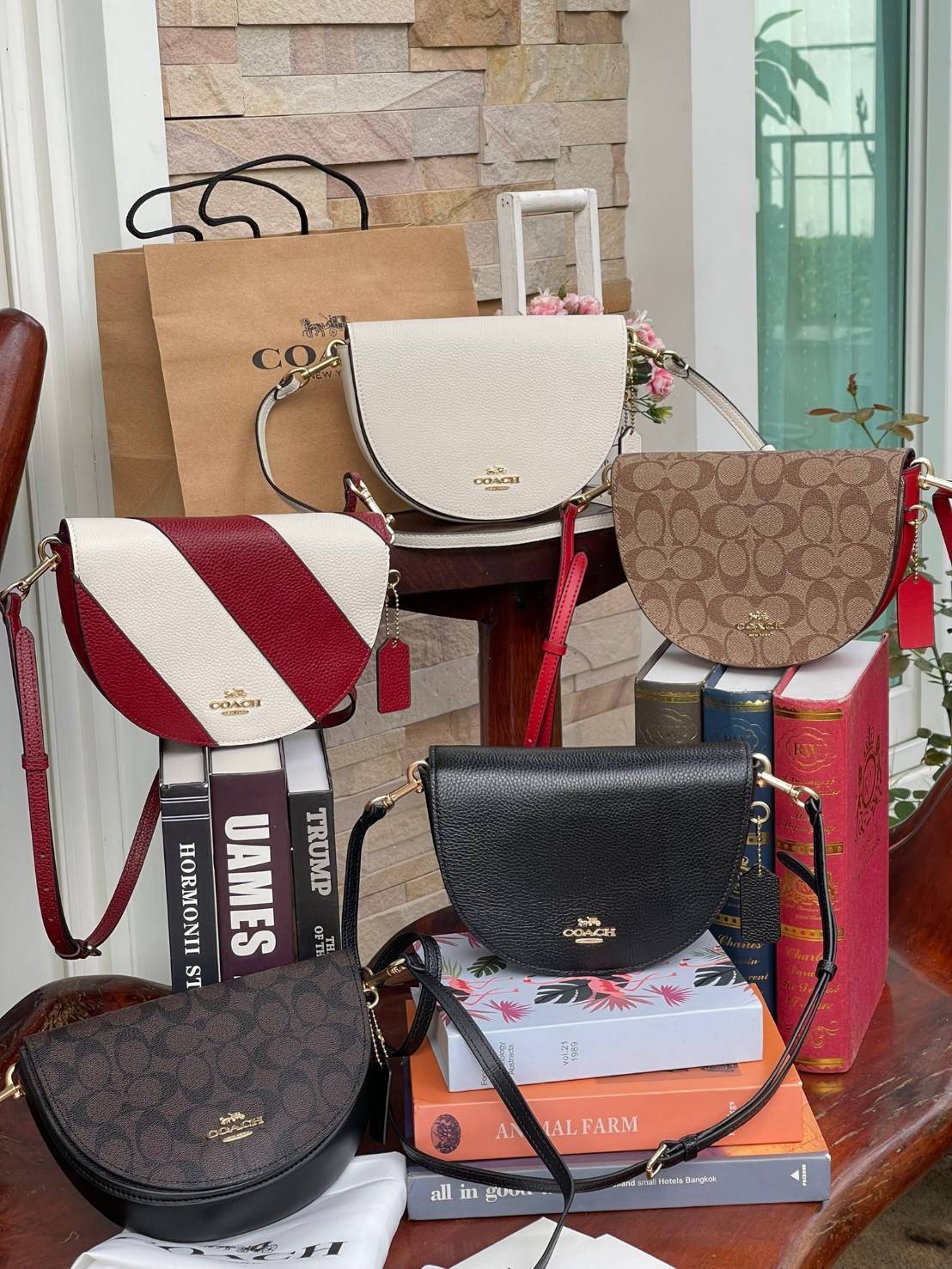 พร้อมส่งที่ไทยครบทั้ง6สีค่ะ 😘 Coach Ellen Crossbody In Signature ((C1432)) กระเป๋าทรงฮาฟมูนรูปทรงคลาสสิก ออกแบบให้มีลักษณะโค้งมน ไม่ดูเป็นทรงแข็งจนเกินไป ดีไซน์และสีของกระเป๋ายังเรียบง่าย เข้าได้กับทุกชุด สะพายครอสบอดี้ร์//สะพายข้าง หรือถือแบบคลัท