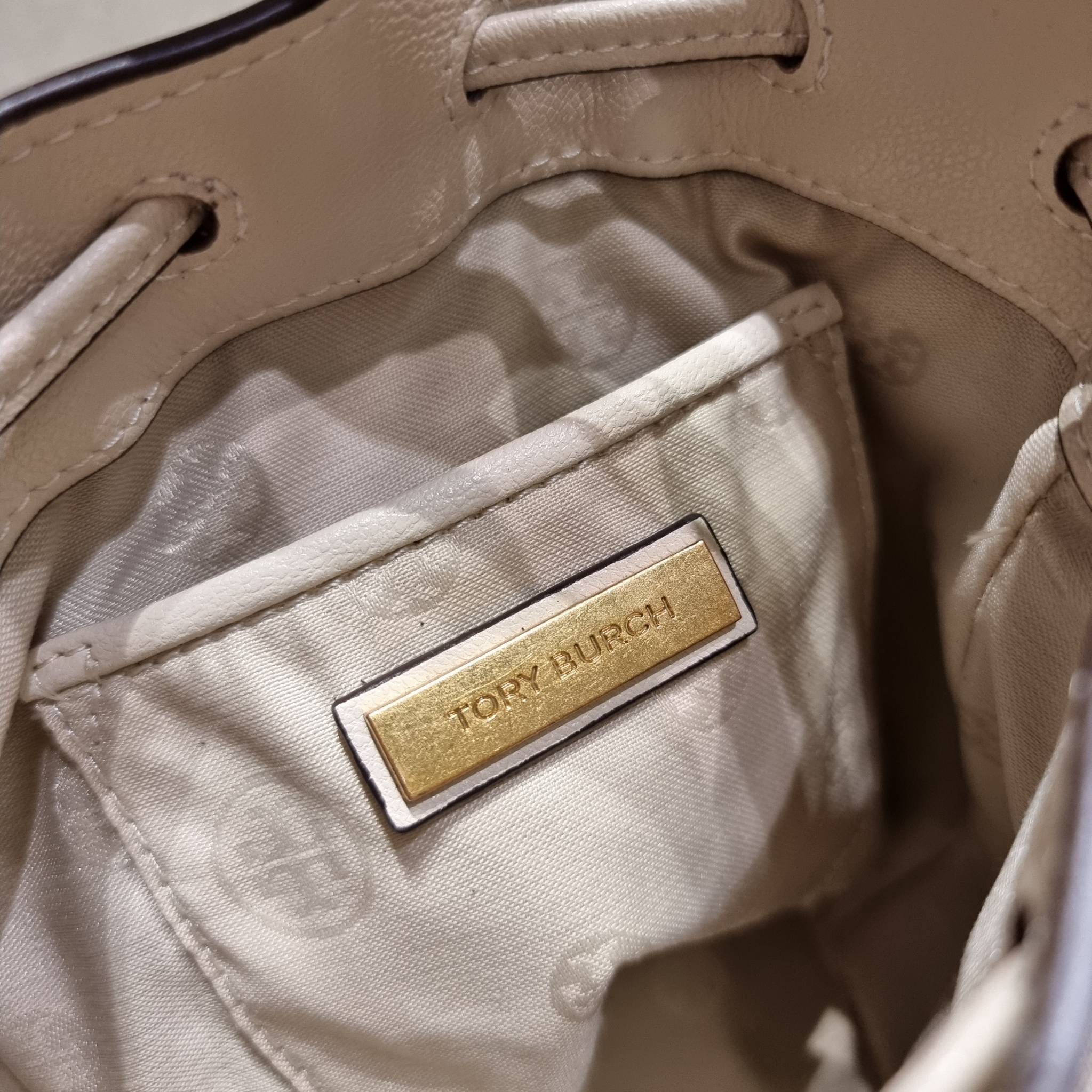 TORY BURCH WILLA MINI BUCKET BAG NEW ARRIVAL สุดปัง กระเป๋าสะพายทรงบัคเก็ต สวยผู้ดี โดดเด่นด้วยโลโก้สีทองดูหรู อัพลุคผู้ดี๊ผู้ดี วัสดุหนังแท้ ดีไซน์บุนวม เส้นคมดีเทลหรู เปิด-ปิดหนังรูดปากกระเป๋า มีหูหิ้วในตัว คล้องแขนเก๋ๆ ภายในเป็นช่องโล่ง มีช่องย่อย ใส่ข