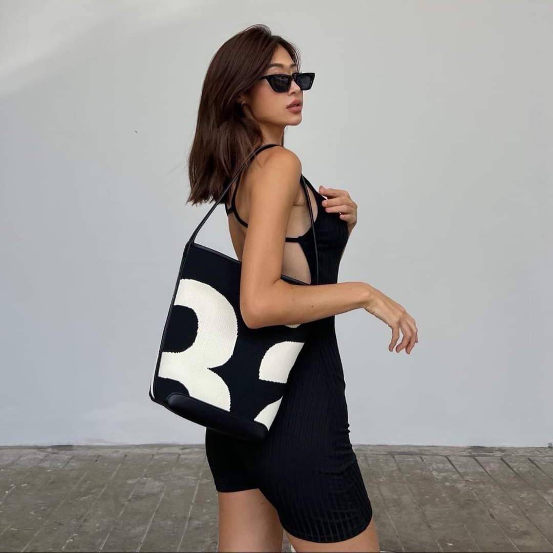 Rally movement the bag Knit Black เป็นไอเท็มที่ฮอตสุดๆแห่งปีจริงๆ กับกระเป๋าทรงบัคเก็ต น้ำหนักเบาๆ ฮอทติดลมบน จุของได้แบบหนำใจ ทอลายโลโก้ด้วยเทคนิค Sturdy Stretch Knit