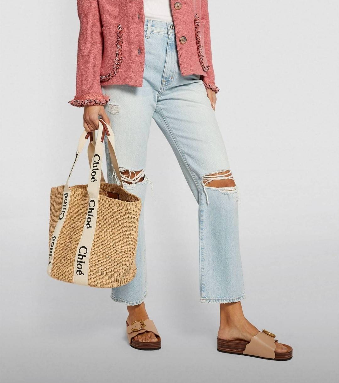 CHLOE LARGE WOODY BASKET กระเป๋าสะพายสานทรงตะกร้า ยอดฮิตติดลมของแบรนด์ ด้วยวัสดุสังเคราห์จากธรรมชาติ สานทอเต็มใบออกมาเป็นลวดลายสวยงาม