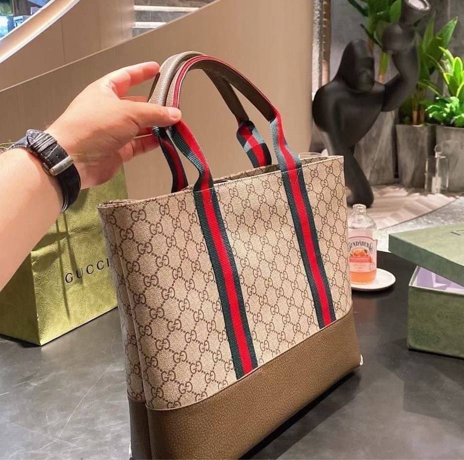 VIP 】Soft GG Supreme Ophidia Tote | GUCCI พร้อมส่งที่ไทย กระเป๋าถือ/สะพายไหล่ วัสดุผ้าแคนวาสและหนังแท้ ด้านในโล่งกว้าง จุของได้เยอะ ทนทาน ใช้งานได้บ่อย ทุกโอกาส ทุกสถานการณ์ เรียบหรูดูดี ไอเท็มแนะนำไม่ควรพลาดเลยค่า ราคาดีมากกก!!!