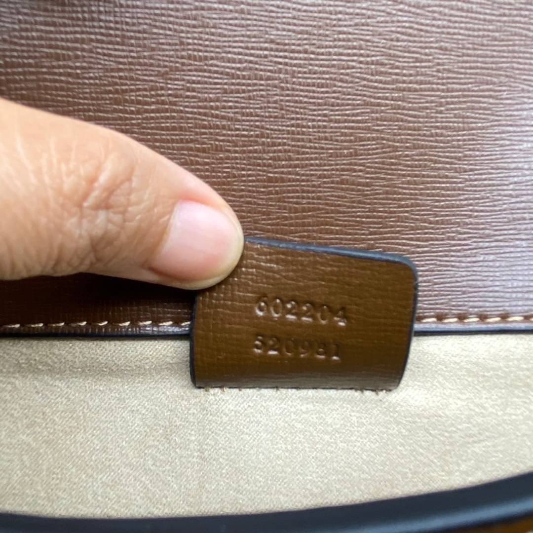 GUCCI HORSEBIT 1955 MINI BAG กระเป๋าสะพาย กระเป๋าใส่โทรศัพท์ ดีไซต์สัญลักษณ์วงแหวนตามแบบฉบับ GG มาพร้อมกล่องแบรนด์และสายสะพายยาวที่สามารถปรับระดับได้ พร้อมส่งให้สะพาย สวยๆ กันแล้ววันนี้ ใบนี้ must have..ค่ะ.!!