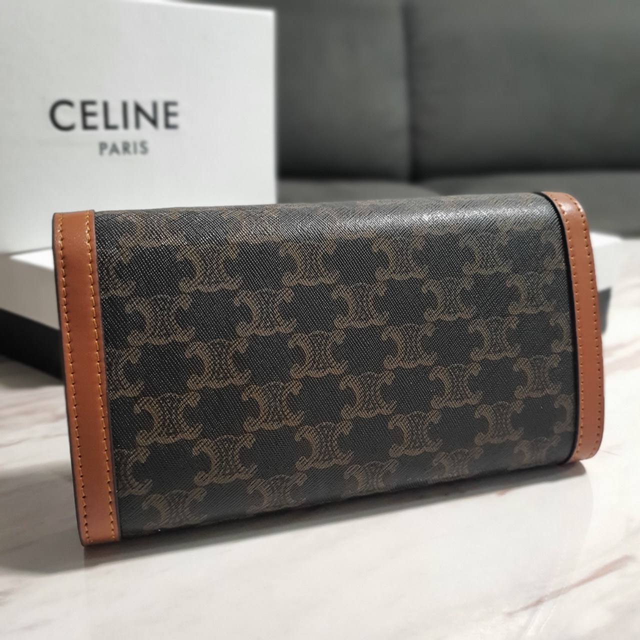 CELINE WOC BAG VIP GIFT WITH PURCHASE (GWP) พรีเมี่ยมกิ๊ฟ Limited Edition จาก PERFUME DUTYFREE COUNTER กระเป๋าทรง WOC ใช้ได้ทั้งกระเป๋าสตางค์ คลัช และครอสบอดี้ วัสดุหนังทั้งใบ ด้านในเปิดปิดด้วยกระดุม มีช่องใส่ธนบัตรใหญ่2ช่องและช่องซิปกลาง1ช่อง ใส่บัตรได้ห