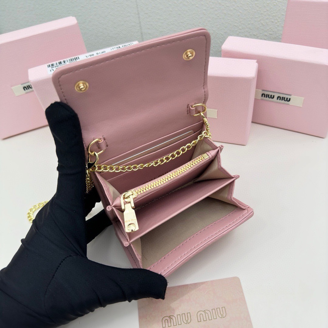 Miu Miu Quilted Wallet On Chain / MIU MIU Wallet Nappa Matelassé Leather กระเป๋าสตางค์หนังแนปป้า พร้อมสายสะพายอะไหล่ทอง