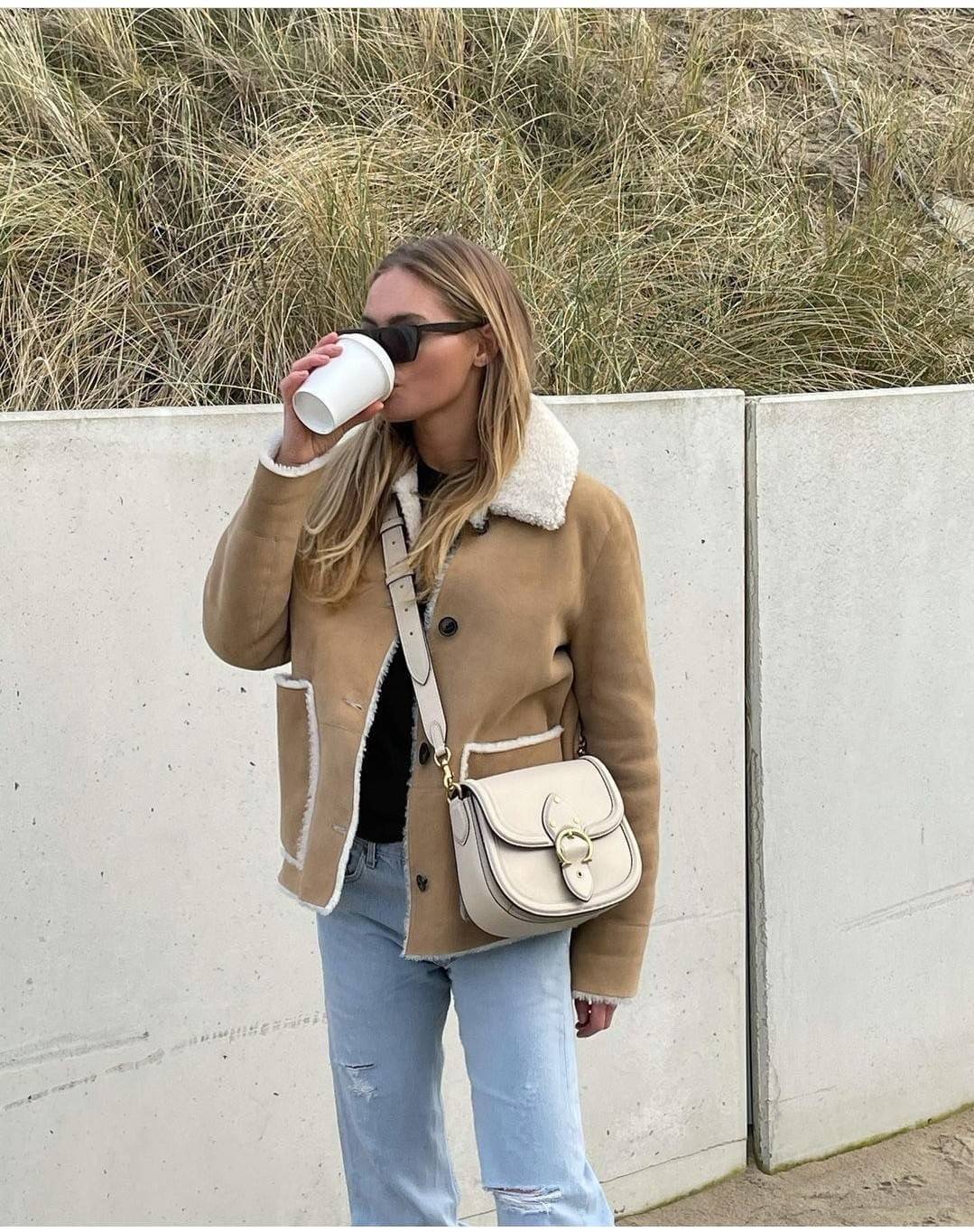 COACH C0749 BEAT SADDLE BAG The best item! ที่สาวๆรอคอย! ฮอตไฟลุก! สีหายาก ละมุนคุณหนู คอลเลคชั่นใหม่ ดีไซน์หรูหรา พิเศษมากๆมาพร้อมสายสะพาย 2 เส้น ใช้คู่กันหรือแยกสะพายก็สวยครบสูตร กระเป๋าสะพายทรง saddle คลาสสิค วัสดุหนัง glove-tanned ทนทาน เปิด-ปิดด้วยกร