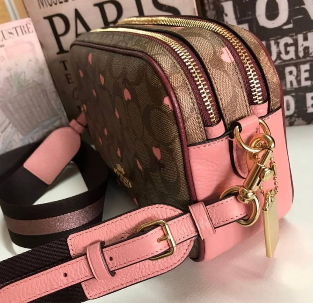COACH C3239 JES CROSSBODY IN SIGNATURE CANVAS WITH HEART FLORAL PRINT กระเป๋าสะพายข้าง รุ่น 2 ซิป ใบใหญ่ ดีไซน์น่ารักมุ้งมิ้ง น่าใช้สุดๆ ทรงสวยใช้ง่ายได้ทุกโอกาส วัสดุแคนวาสเคลือบลาย เปิด-ปิดด้วยซิป 2 ช่องหลัก ใช้งานง่าย มาพร้อมสายสะพาย crossbody สีชมพูหว