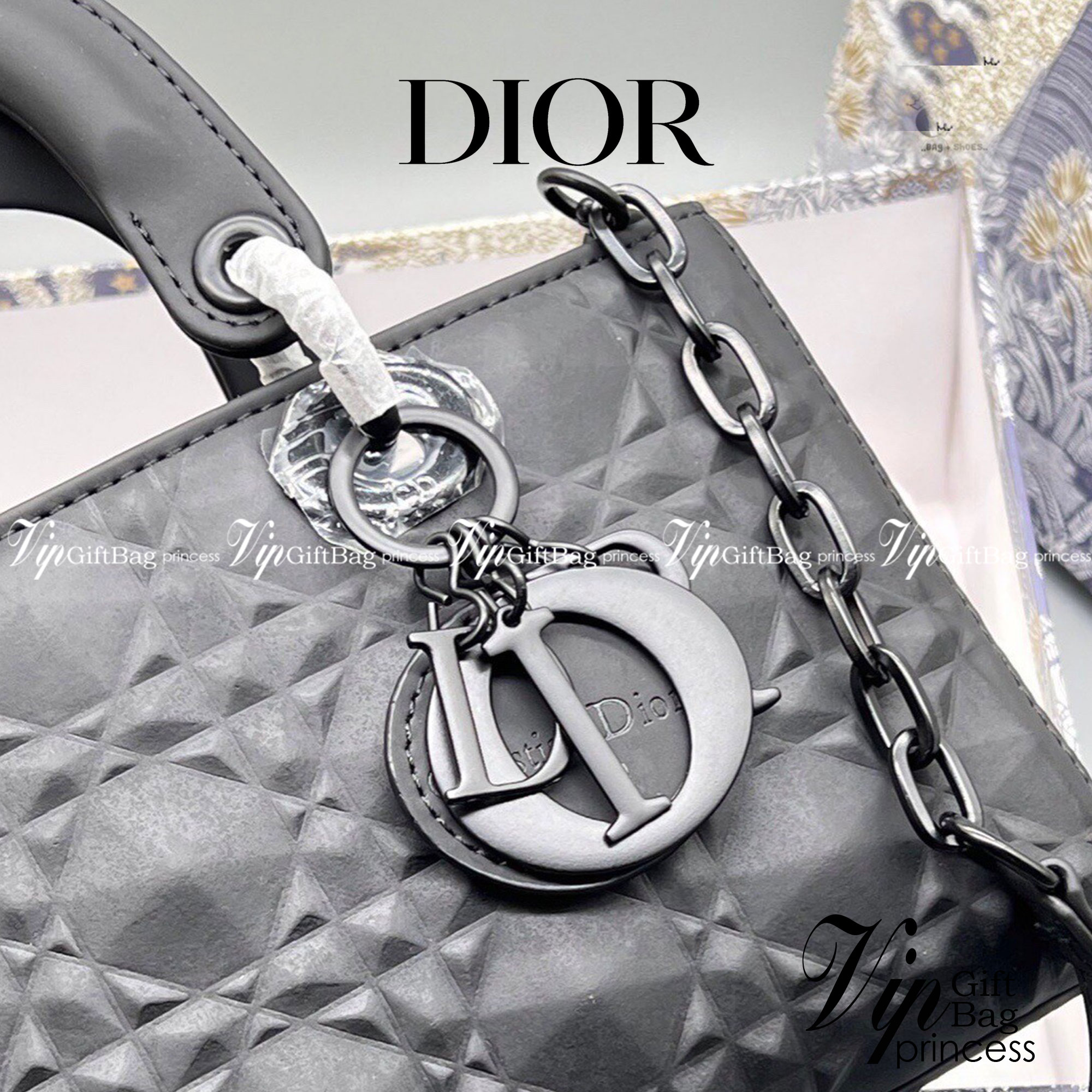 หนังแท้ DIOR LADY D-JOY BAG Cannage Calfskin with Diamond Motif กระเป๋าสะพาย ของความสง่างามเอกลักษณ์ Lady Dior รังสรรค์ขึ้นจากหนังลูกวัว Cannage ที่มีลวดลายเพชร เสน่ห์ที่ประดับประดาอย่างหรูหรา มีสายสะพายโซ่แบบถอดได้ ภาพสินค้าถ่ายจากงานขายจริง ใช้งานต่างปร