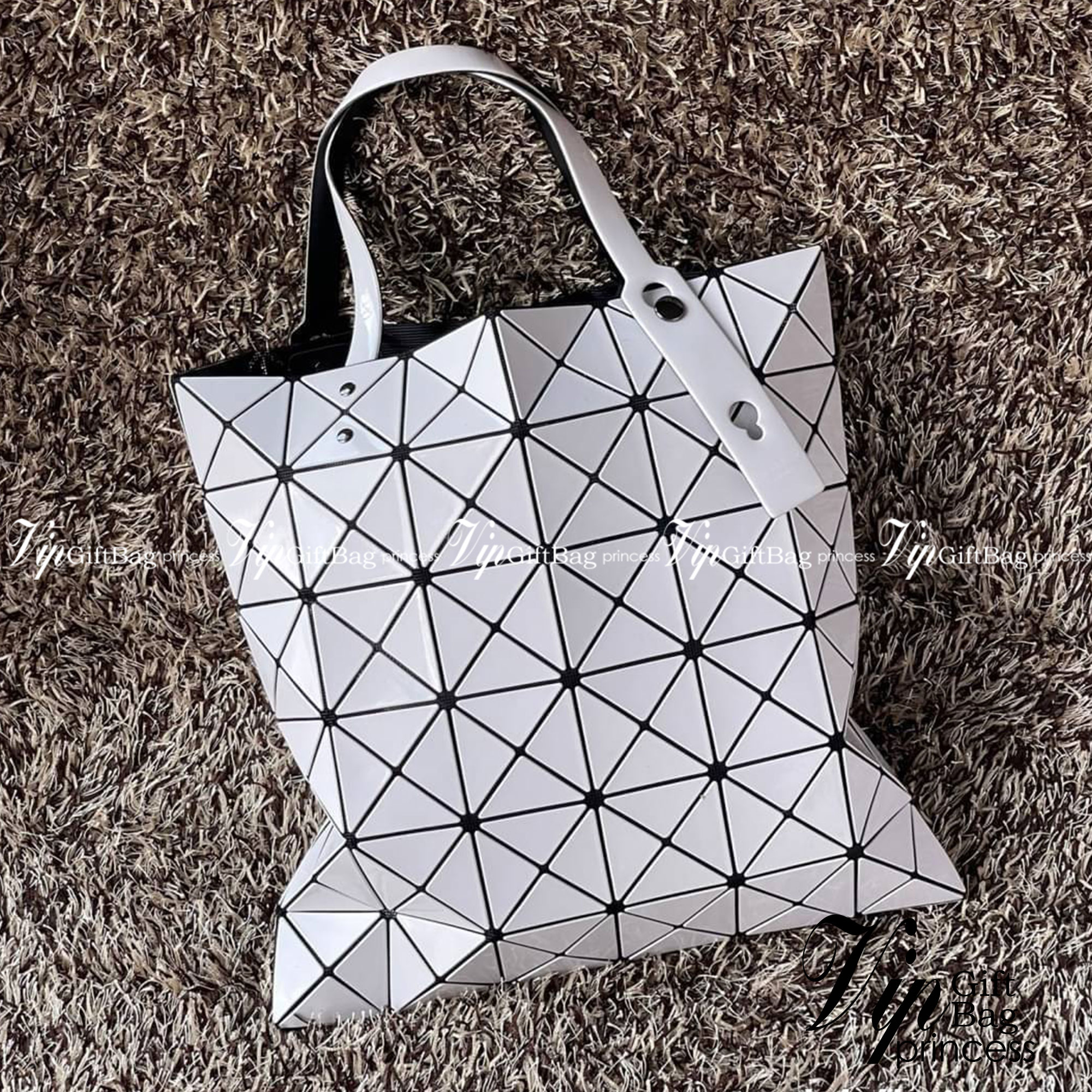 Baobao Issey Miyake 6x6 กระเป๋า Tote รุ่นนี้ถือว่าเป็นกระเป๋า Tote ไซส์กลางที่เหมาะกับการพกพาสิ่งของที่จำเป็นในทุก ๆ วัน มาพร้อมสายที่สามารถปรับได้ทั้งสองสาย และมีช่องใส่ของช่องเล็กด้านใน 1 ช่อง จุของได้เยอะแถมยังทนทาน ใช้เป็น Everyday Bag ได้เลยคะ พกพาสะ