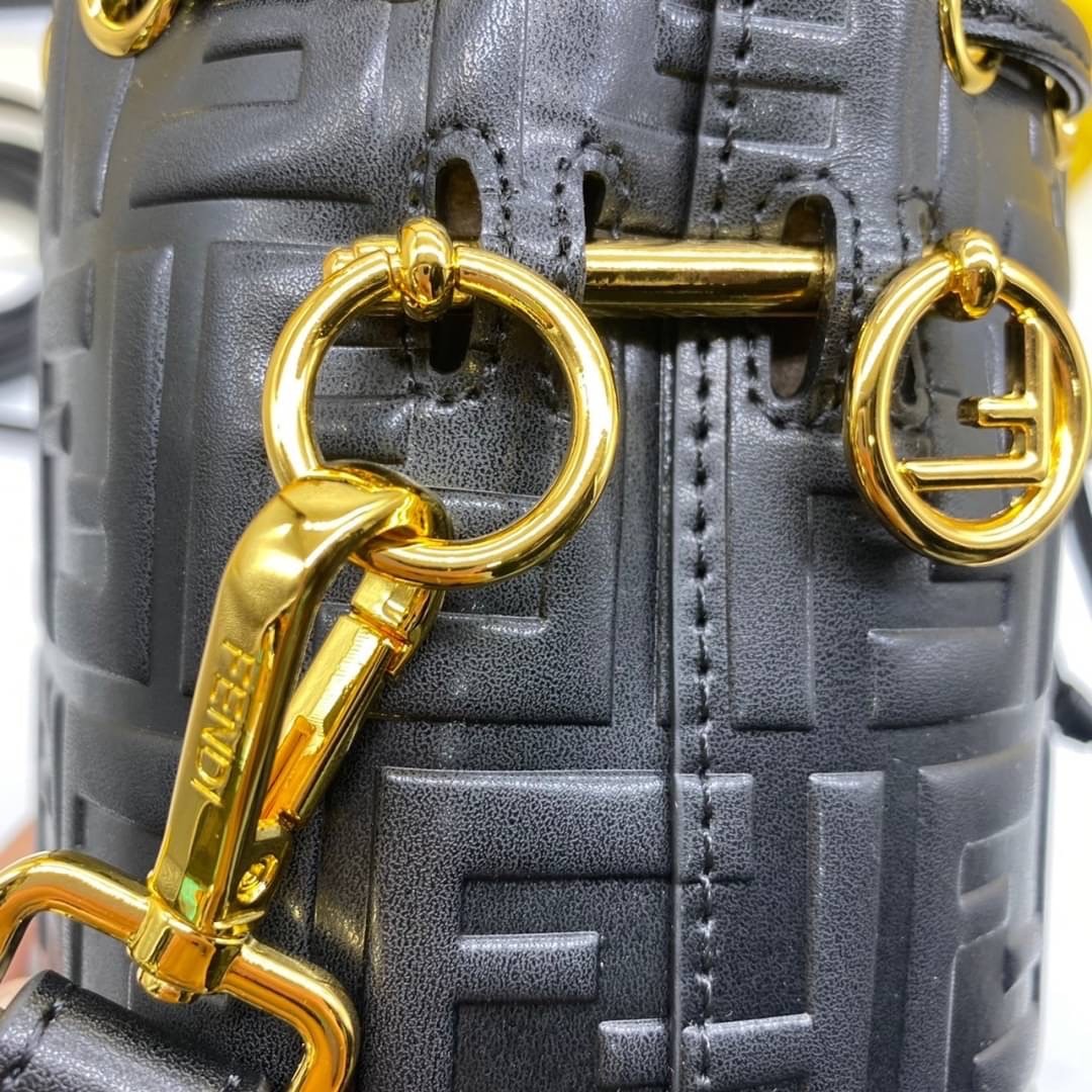 พร้อมส่ง 3 สี FENDI Mon Tresor Black leather mini-bag / FENDI Bucket Bag กระเป๋าสะพายทรงบัคเก็ตงานหนังเต็มใบ ไซส์มินิ เกรดออริ สลับแท้ 1:1