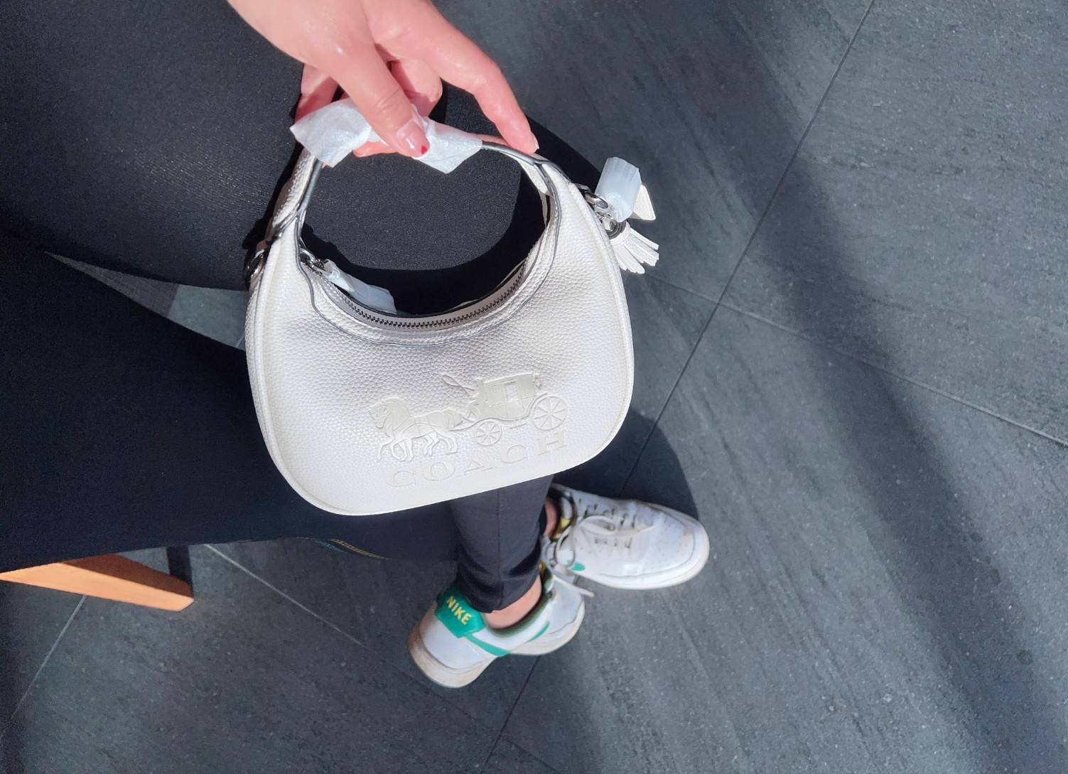 COACH CARMEN MINI CROSSBODY BAG กระเป๋ารูปทรงพระจันทร์โค้งมน น่ารักน่าใช้มากๆ!! เกรดท็อปออริ เกรดดีสุด สลับแท้ 1:1 ใช้ต่างประเทศได้