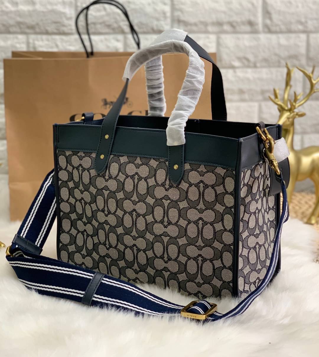 สวยๆ เคลียสต๊อค มีไม่มากจร้าา! COACH TOTE FIELD JACQUARD BAG ((C3282)) กระเป๋าหิ้ว//สะพายข้าง JacquardลายC+หนังแท้ สวยงามลงตัวมากๆค่ะ ปากกระเป๋าเปิดปิดแบบกระดุมแม่เหล็ก ภายในกว้าง สาวๆทีาสัมภาระเยอะบอกเลยเหมาะมากค่ะ