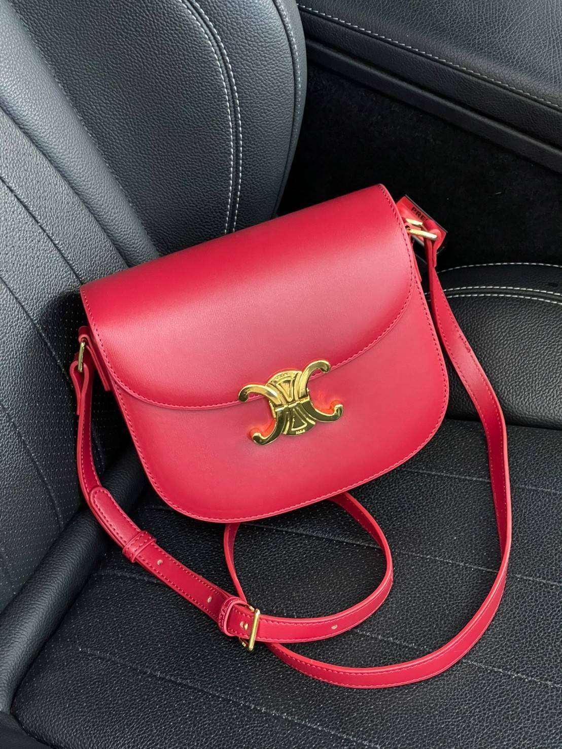 VIP 🥂 CELINE TEEN BESACE TRIOMPHE IN SHINY กระเป๋าสะพายคาดลำตัวรุ่นนี้นับว่าเป็นกระเป๋าอีกหนึ่งรุ่นในซีรีส์ Triomphe ที่ได้รับความนิยมอย่างมาก ด้วยรูปร่างทรงโค้งมนมีความคลาสสิกตามแบบฉบับของ Celine เพิ่มความหรูหราและโดดเด่นด้วยการตกแต่งด้วยโลโก้โลห