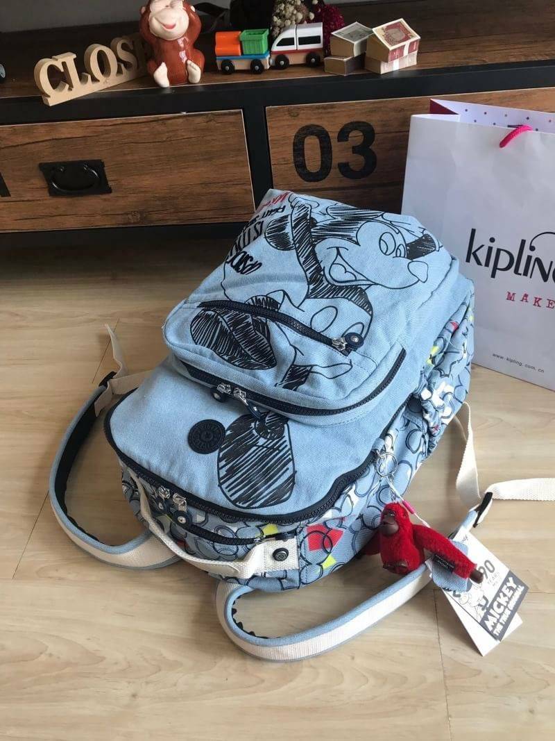 Kipling & Disney's 90 Years of Mickey Mouse Seoul GO Small& Large Laptop Backpack ฉลองครบ90ปีกับดิสนีย์กับรุ่นลิมิเตท เป้สวยๆที่มาวาดลวดลายและสีสันลงบนผ้าเป็นลายการ์ตูนมิคกี้ และไม่ลืมที่จะมีพวงกุญแจลิงเป็นสัญลักษณ์ ขนาดและไซส์ใช้ได้กับทั้งเด็กและผู้