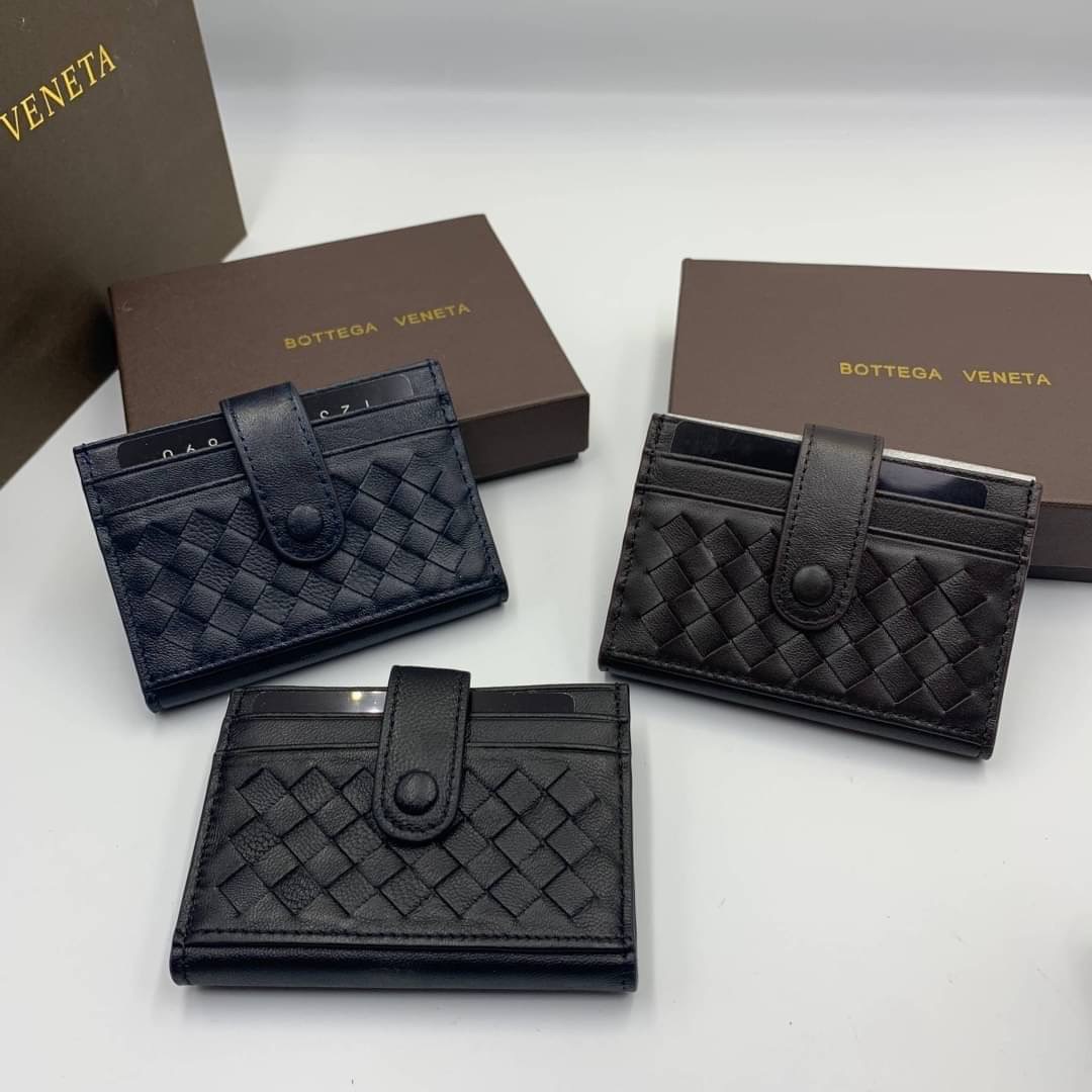 หนังแท้ BOTTEGA VENETA CARD HOLDER BI-FOLD / BV Card Holder พร้อมส่งที่ไทย กระเป๋าใส่บัตร 2 พับ รุ่นคลาสสิกที่หยิบมาใช้งานได้บ่อยที่สุด งานหนังลูกวัวแท้ทั้งใบ ใช้ทนทานได้นาน ใช้ทนทานได้นานภาพสินค้าถ่ายจากงานขายจริง ใช้งานต่างประเทศได้ค่ะ