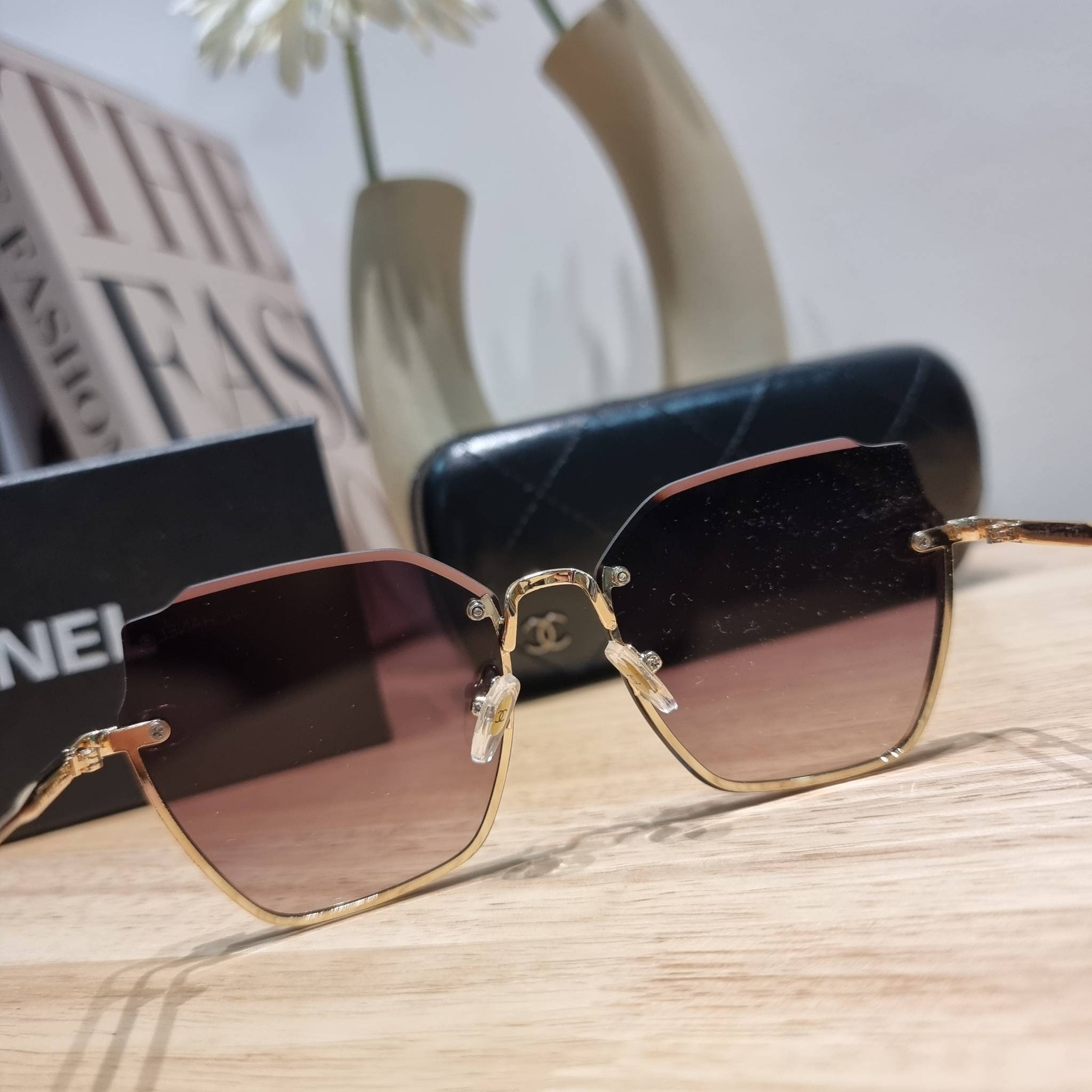 Chanel Sunglasses UV protection gift Box set สุดคุ้ม มาพร้อมอุปกรณ์ครบเซ็ท ดีไซน์ชิคมากแม่!! รับรองไม่ซ้ำใคร ใส่เสริมโหงวเฮ้ง ดูผู้ดี มีพกติดตัวไว้ไม่ตกเทรนด์ ใช้ได้ทุกโอกาส