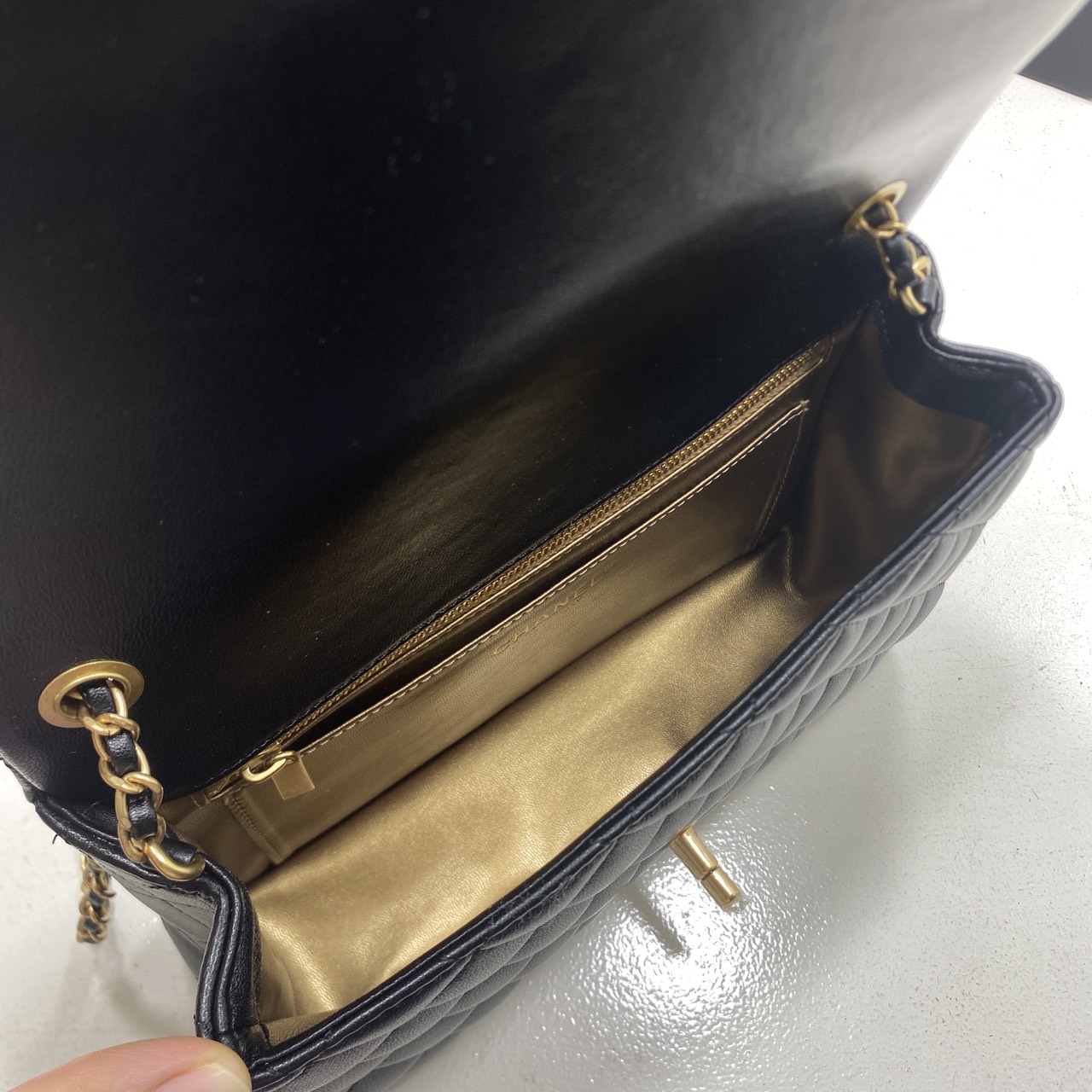 ORI หนังแท้ | Chanel Classic Flap Bag กระเป๋าสะพายรุ่นคลาสสิก สายประดับโลโก้สวยหรูอะไหล่สีทองสวยงาม