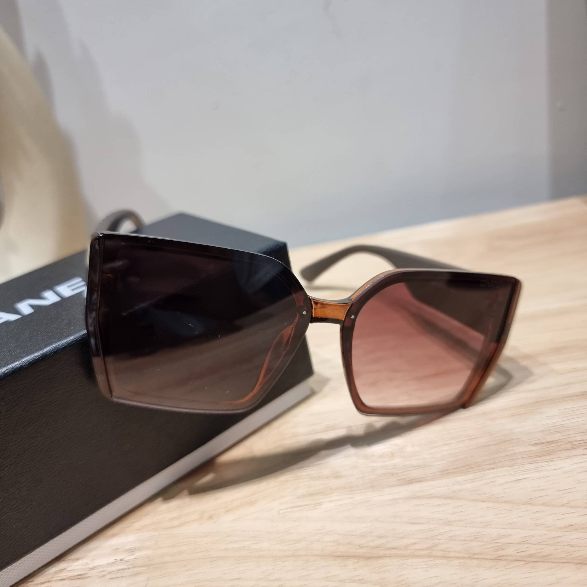 Chanel Sunglasses UV protection gift Box set สุดคุ้ม มาพร้อมอุปกรณ์ครบเซ็ท ดีไซน์ชิคมากแม่!! รับรองไม่ซ้ำใคร ใส่เสริมโหงวเฮ้ง ดูผู้ดี มีพกติดตัวไว้ไม่ตกเทรนด์ ใช้ได้ทุกโอกาส