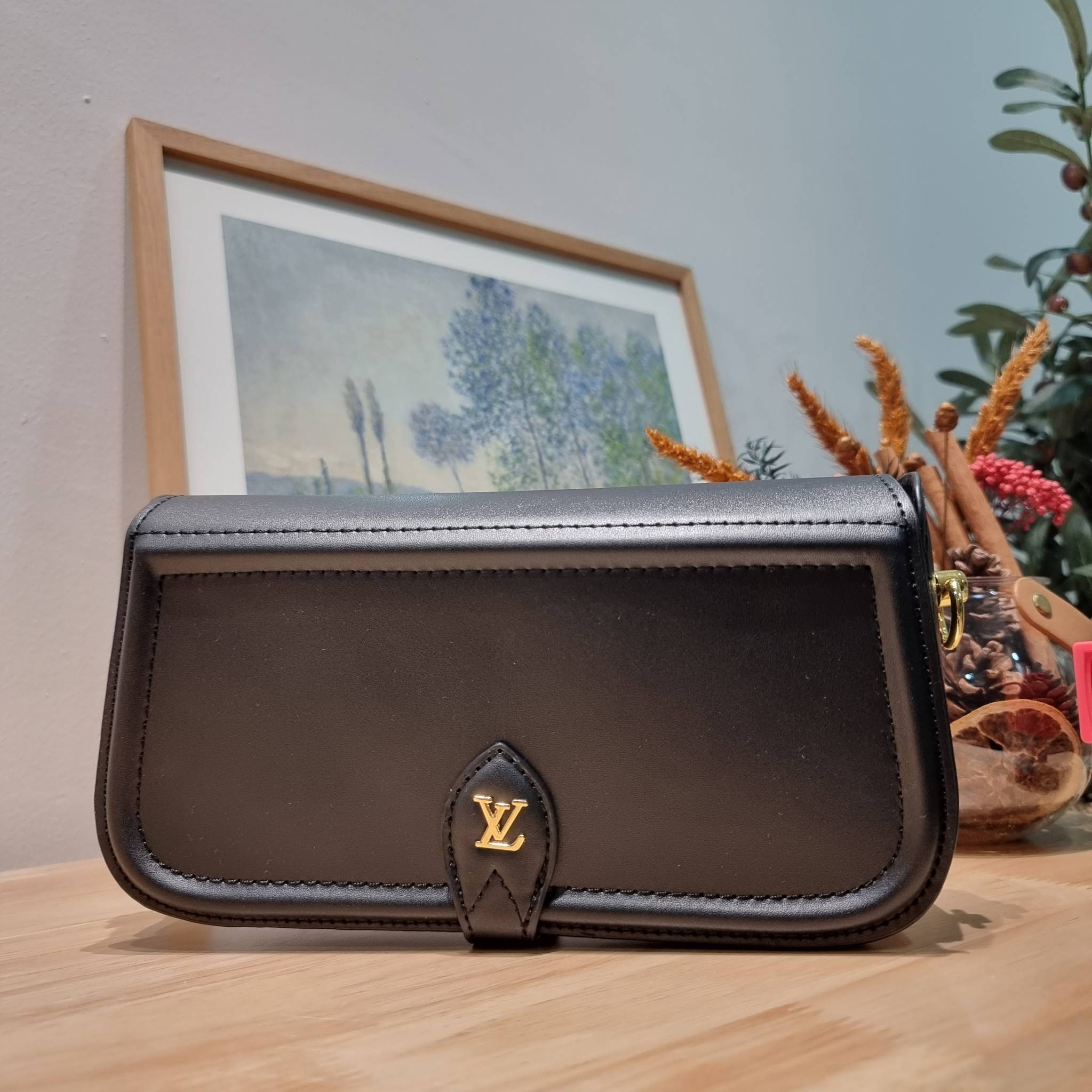 LV officier crossbody bag / LV Officier Pouch With Strap กระเป๋าสะพายเรียบหรู ดีไซน์เรียบง่าย ใช้งานสะดวก พร้อมใบลูกน่ารัก และสายสะพายเส้นใหญ่ ทนทาน แน่นหนา วัสดุหนังเรียบสวย