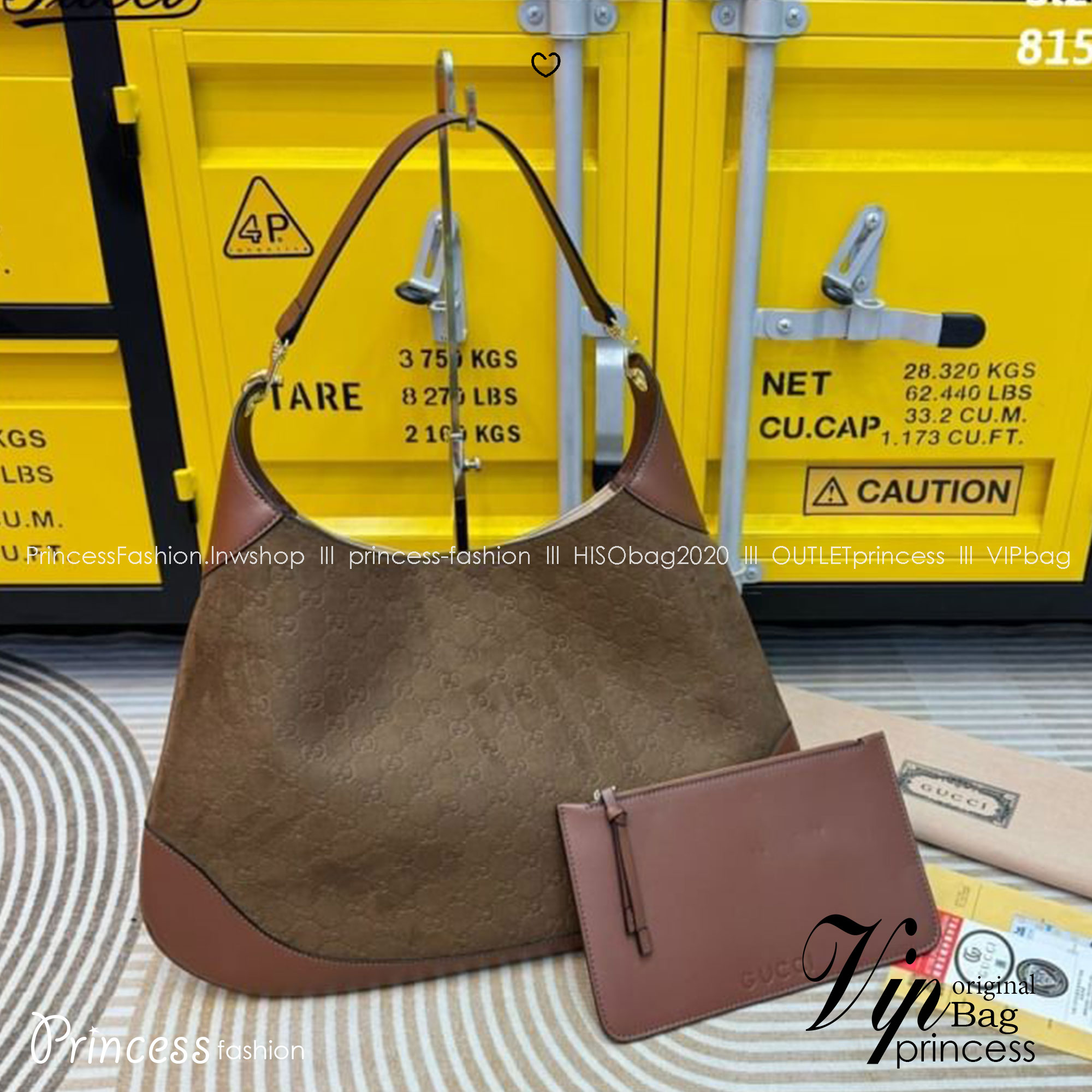 GUCCI B shoulder bag กระเป๋าสะพายไหล่รุ่นใหม่ล่าสุด ใบใหญ่จุของได้เยอะจุใจ เอาใจสายแบกแต่ยังคงความหรูมีสไตส์ในตัว ใช้ได้ทั้งชายหญิง ใบจริงสวยมาก คุ้มค่าที่สุด