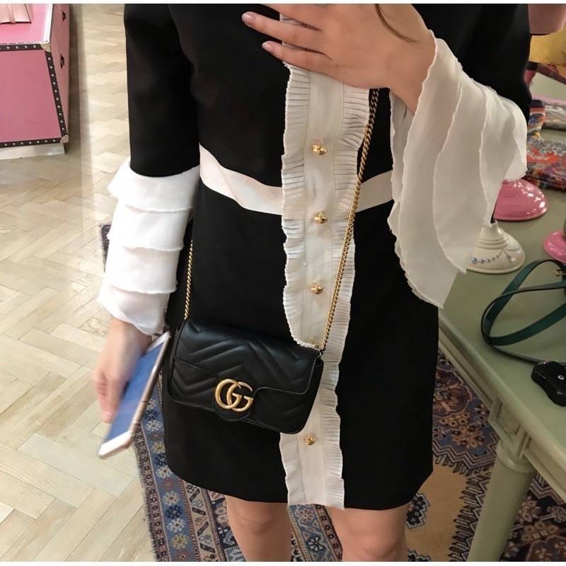 Gucci Marmont Super mini Premiumgift กระเป๋าสะพายข้างใบเล็ก น้องมินิ น่ารั๊กมุ้งมิ้ง วัสดุหนังเชฟรอน สายสะพายแบบโซ่ อะไหล่ทองหรูหรา ด้านหน้าประดับโลโก้แบรนด์หรู ทนทาน แข็งแรง น้ำหนักเบา ใส่ตังค์ใส่โทรศัพท์ Iphone+ ได้ น่ารักมุ้งมิ้ง ไม่ควรพลาดเลยค่า