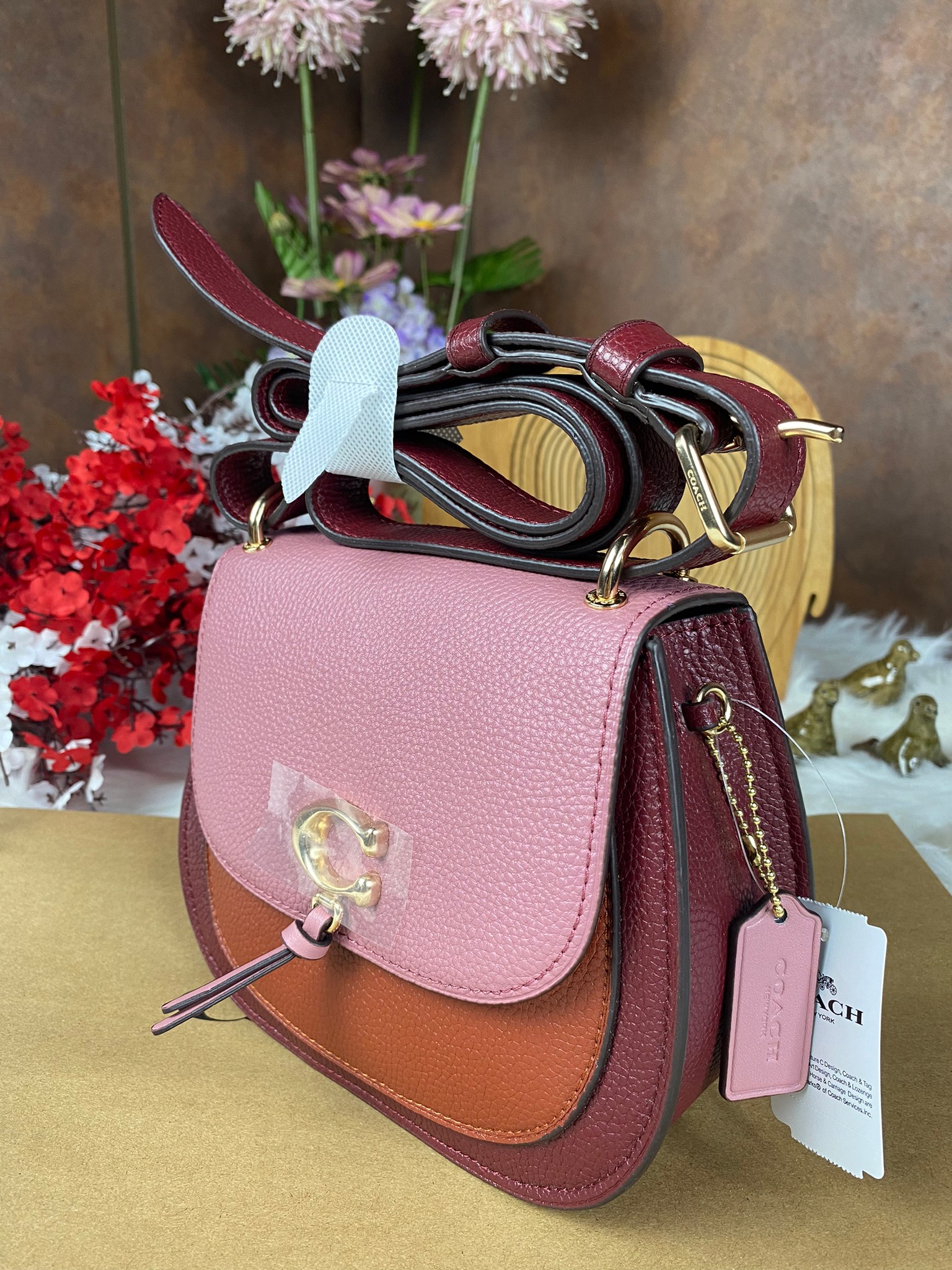 OUTLET 】COACH REMI SADDLE BAG IN COLORBLOCK ((1330)) รุ่นแนะนำ คลาสสิคน่าใช้มากๆ วัยใสๆใช้ดีค่ะ 😘 พร้อมส่งที่ไทยอีกครั้ง! กระเป๋าสะพายข้าง//ครอสบอดี้ร์//หรือทบเป็นสายคู่สะพายไหล่ได้ค่ะ แล้วแต่ชอบเลยค่ะ! วัสดุหนังแท้ ลายหนังสวยมากๆค่ะรุ่นนี้ หลงรัก